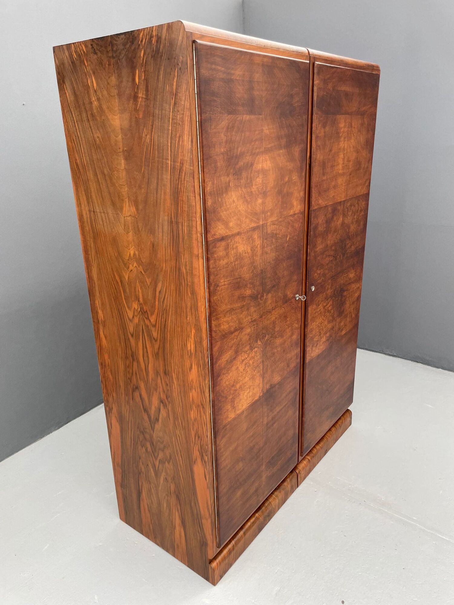 Armoire en placage de noyer restaurée d'influence Art Déco, années 1930