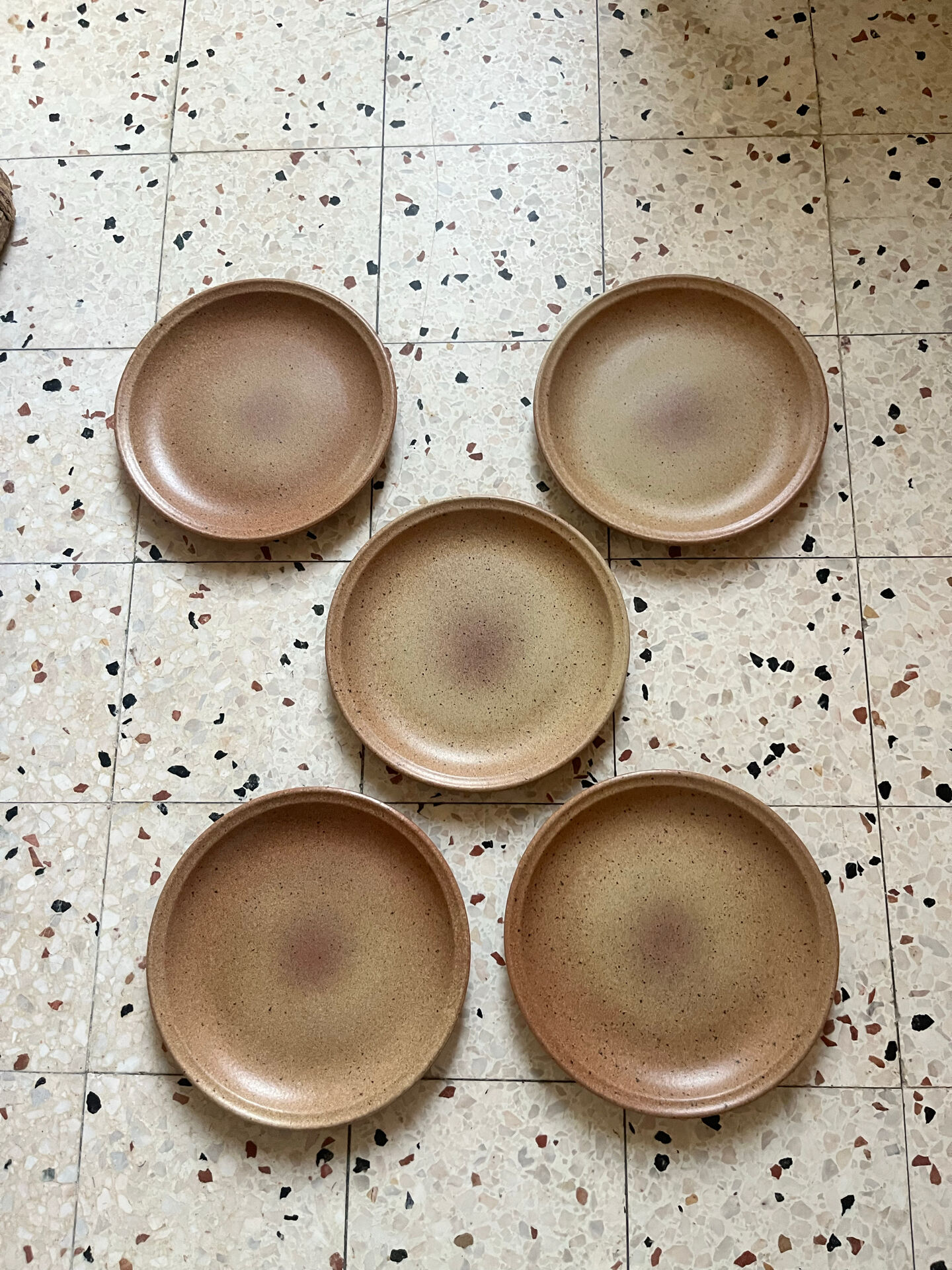5 flat plates in stoneware