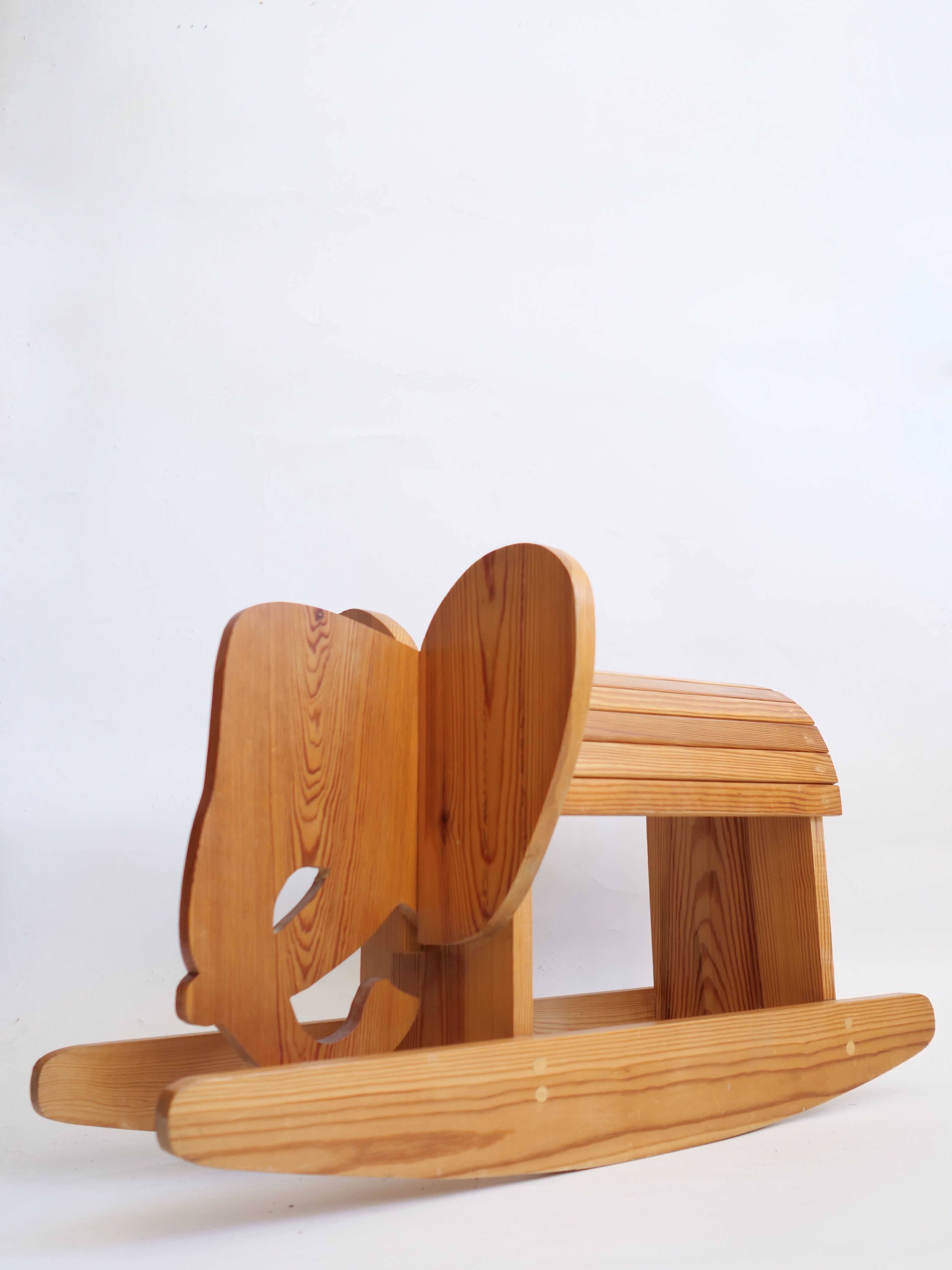 Elephant à bascule en bois vintage