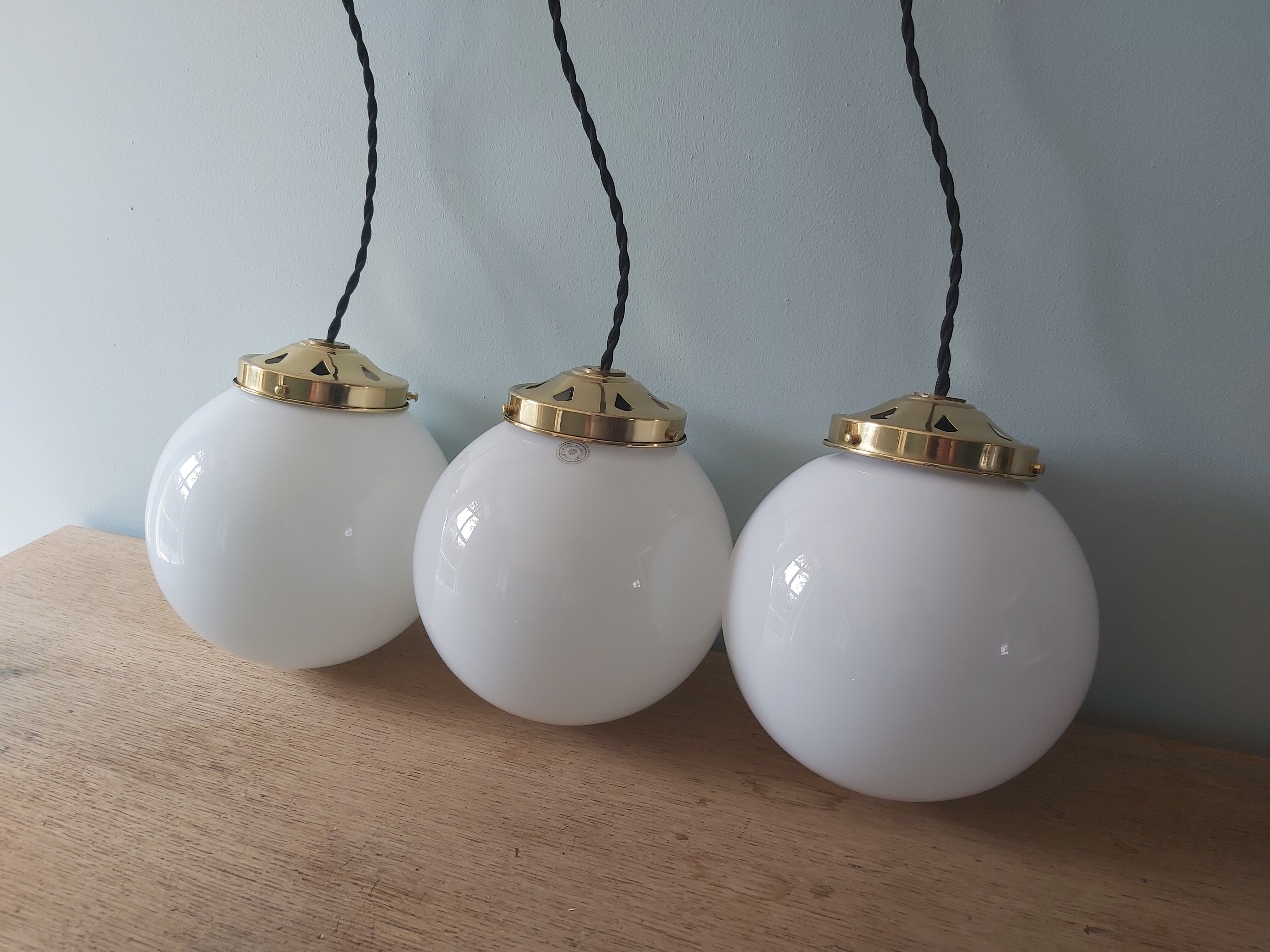 Lot de 3 suspensions art deco avec globe en opaline blanche