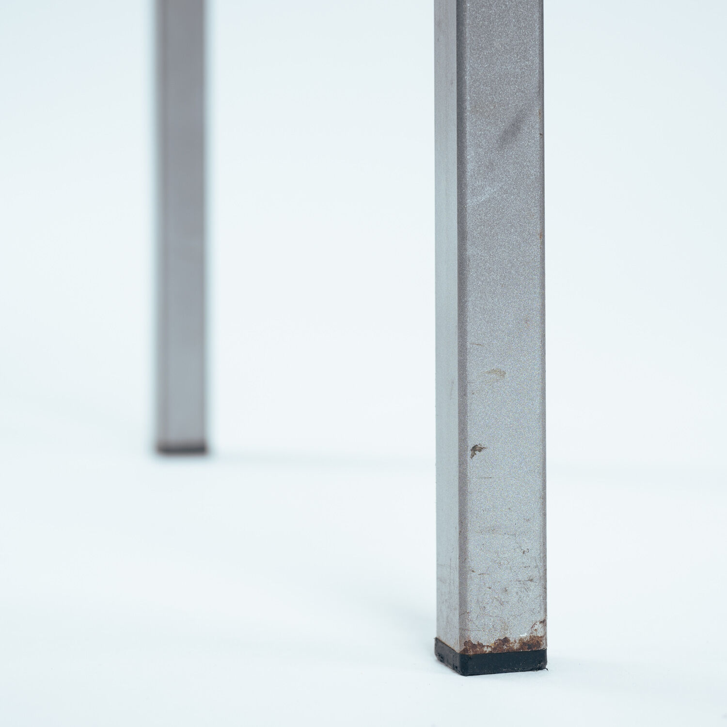 Ensemble de salle à manger sculptural postmoderne en aluminium et acier, Belgique, années 1980/90.