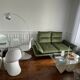 Canapé vert en velours avec dossiers amovibles