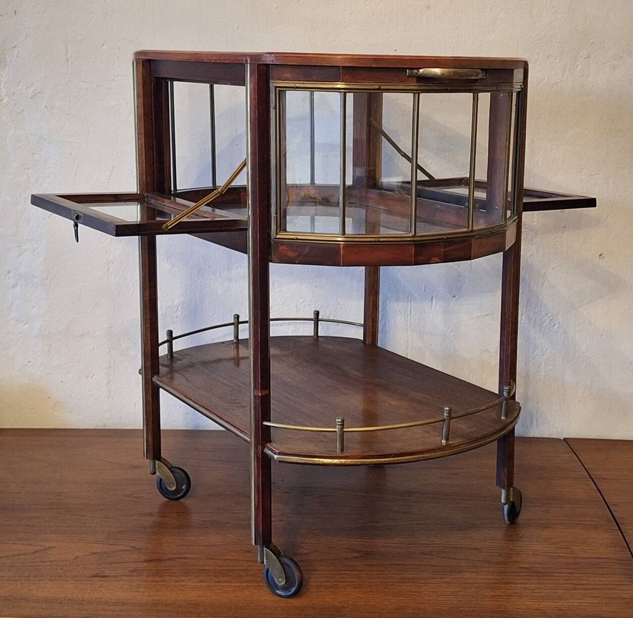 Serving trolley / bar cart in mahogany, brass and glass, 1920