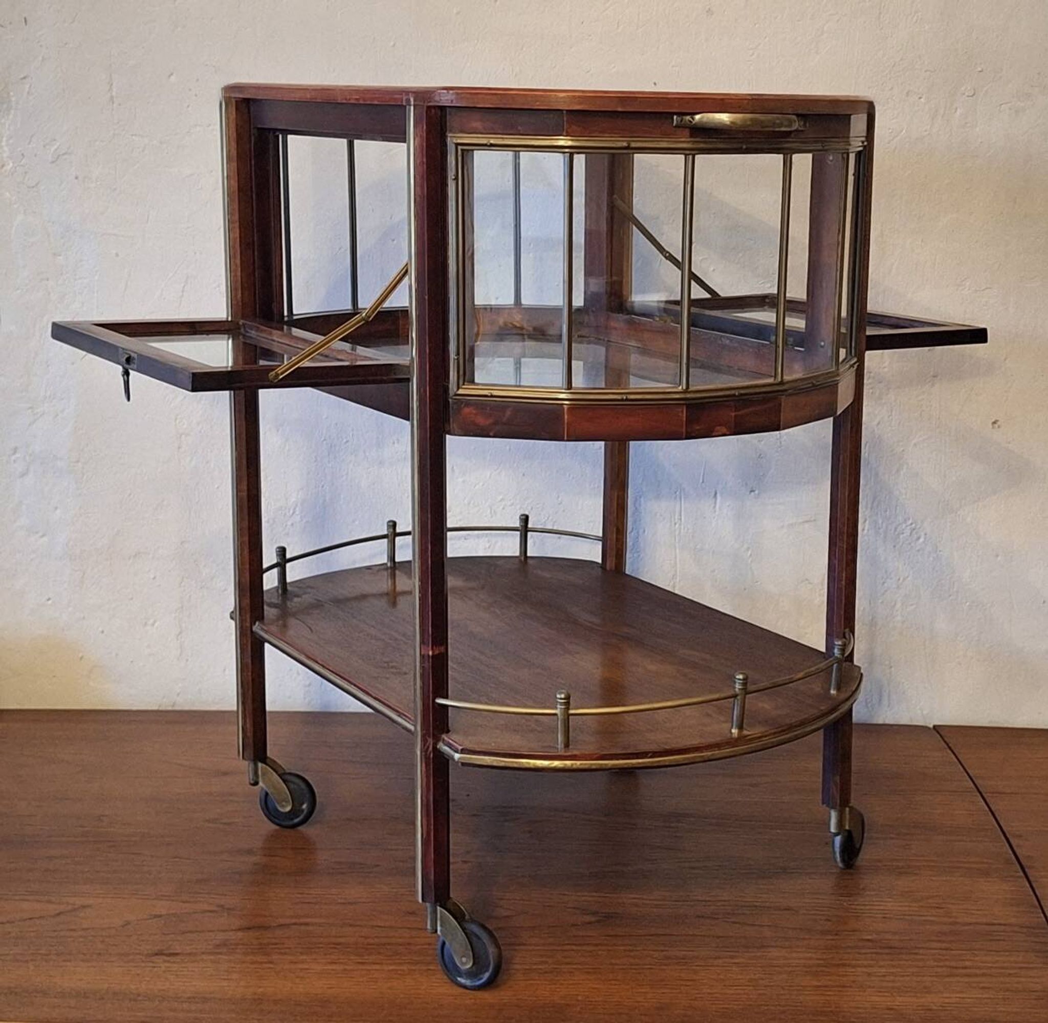 Serving trolley / bar cart in mahogany, brass and glass, 1920