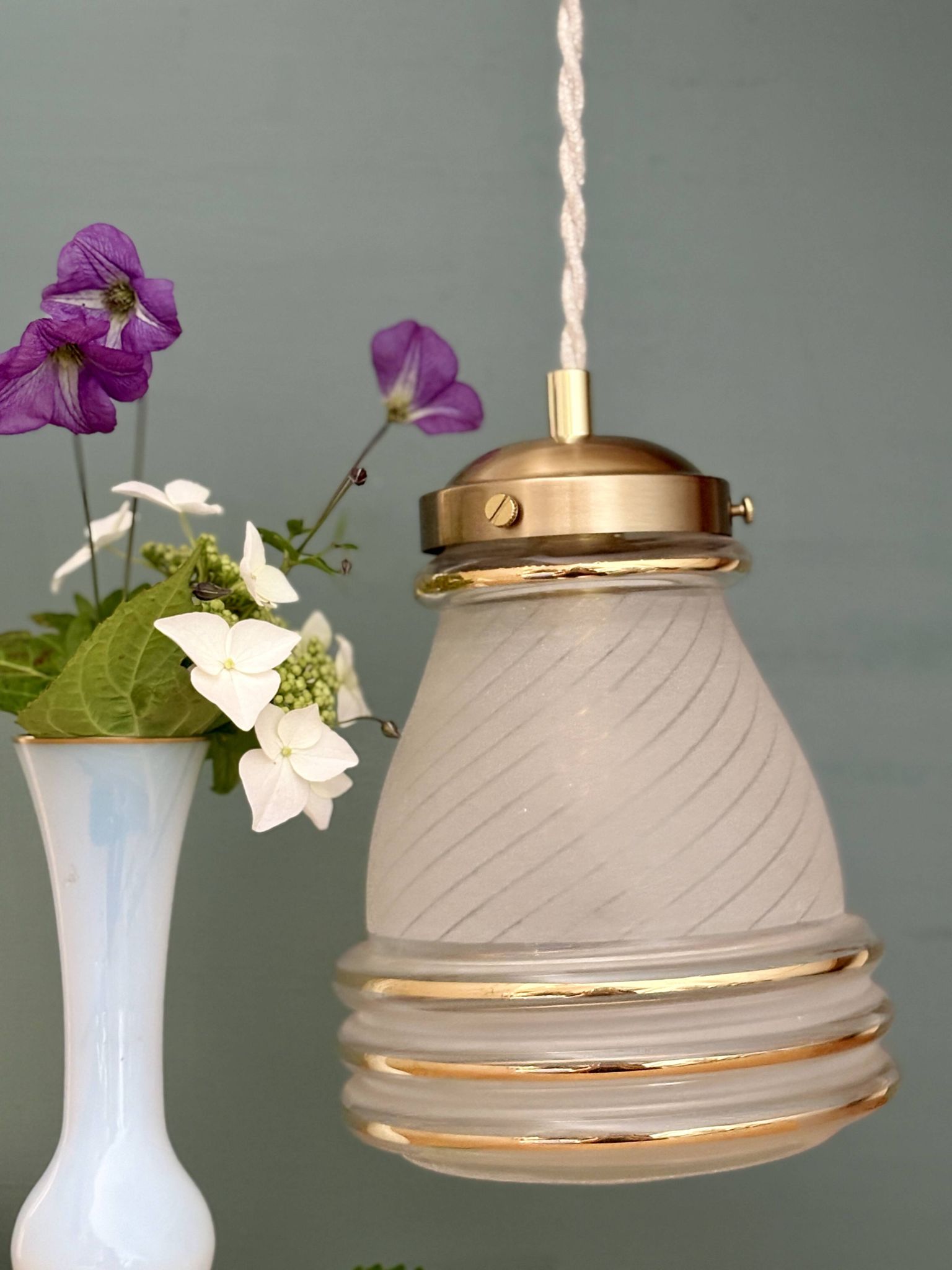 Suspension globe antique Art Deco in frosted white and gold glass.