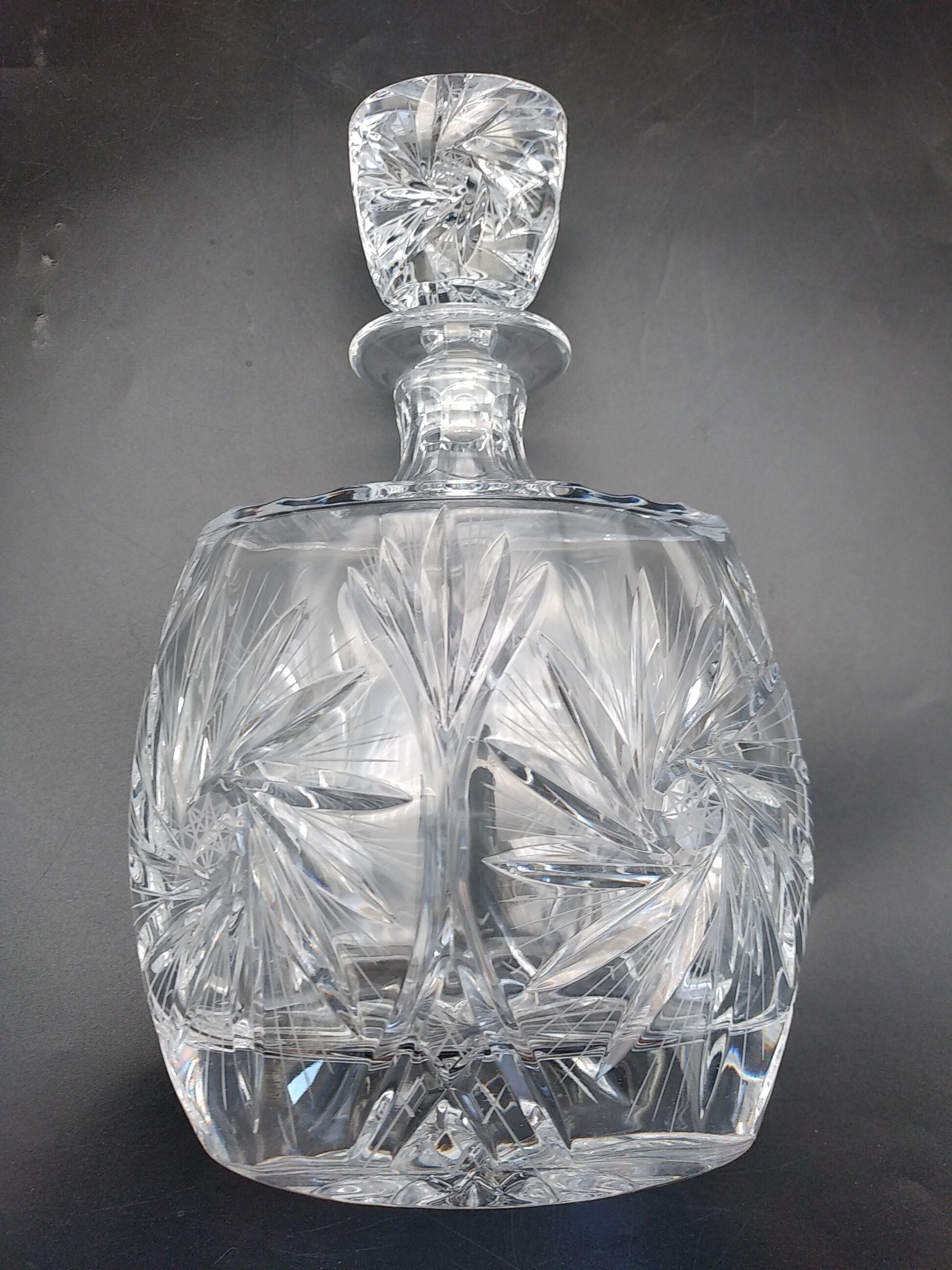 Carafe et  6 verres à cognac en cristal taillé main . Années 60 .