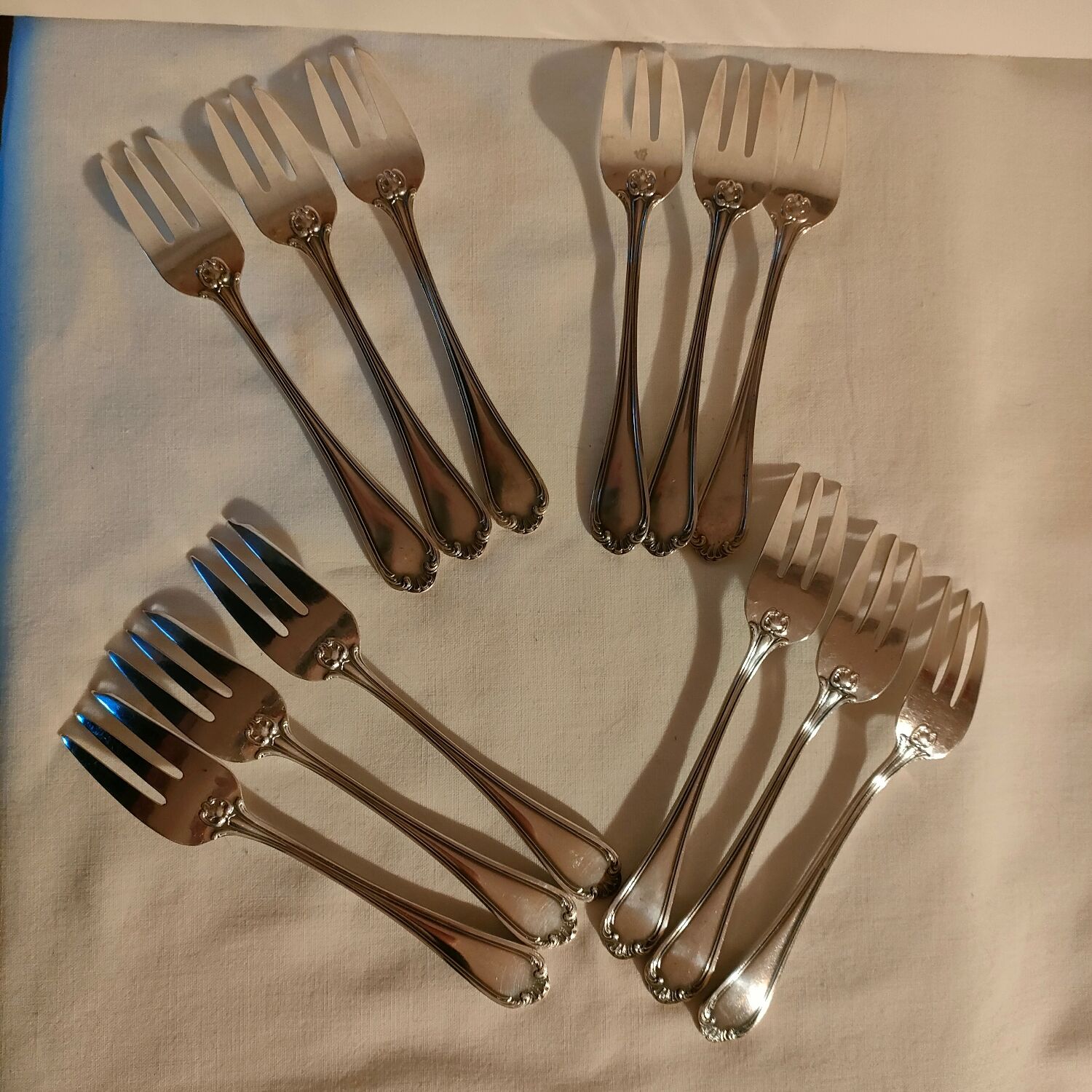 Lot 12 silver dessert forks