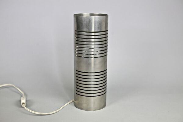 Lampe à poser cylindrique en acier ajouré moderniste Italie début années 70