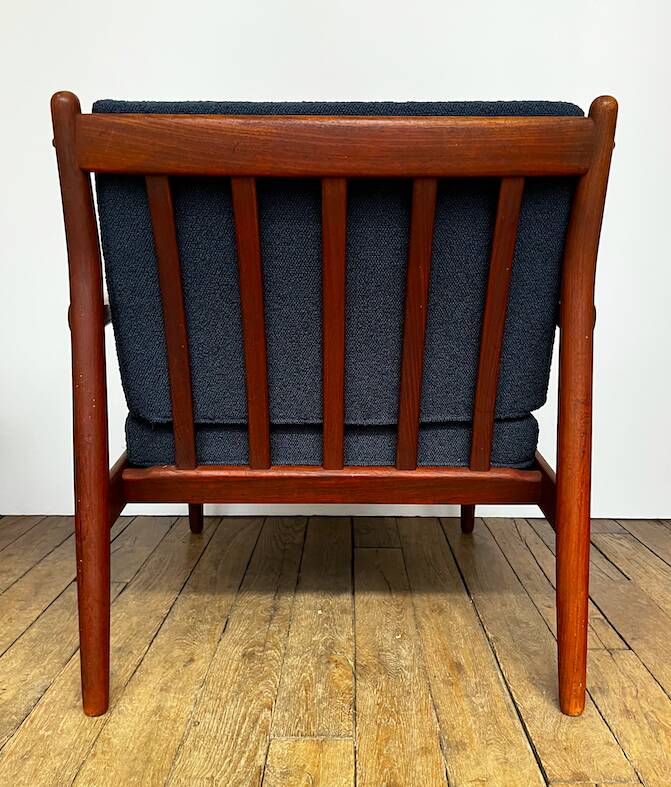 Fauteuil danois en teck et bouclette bleu
