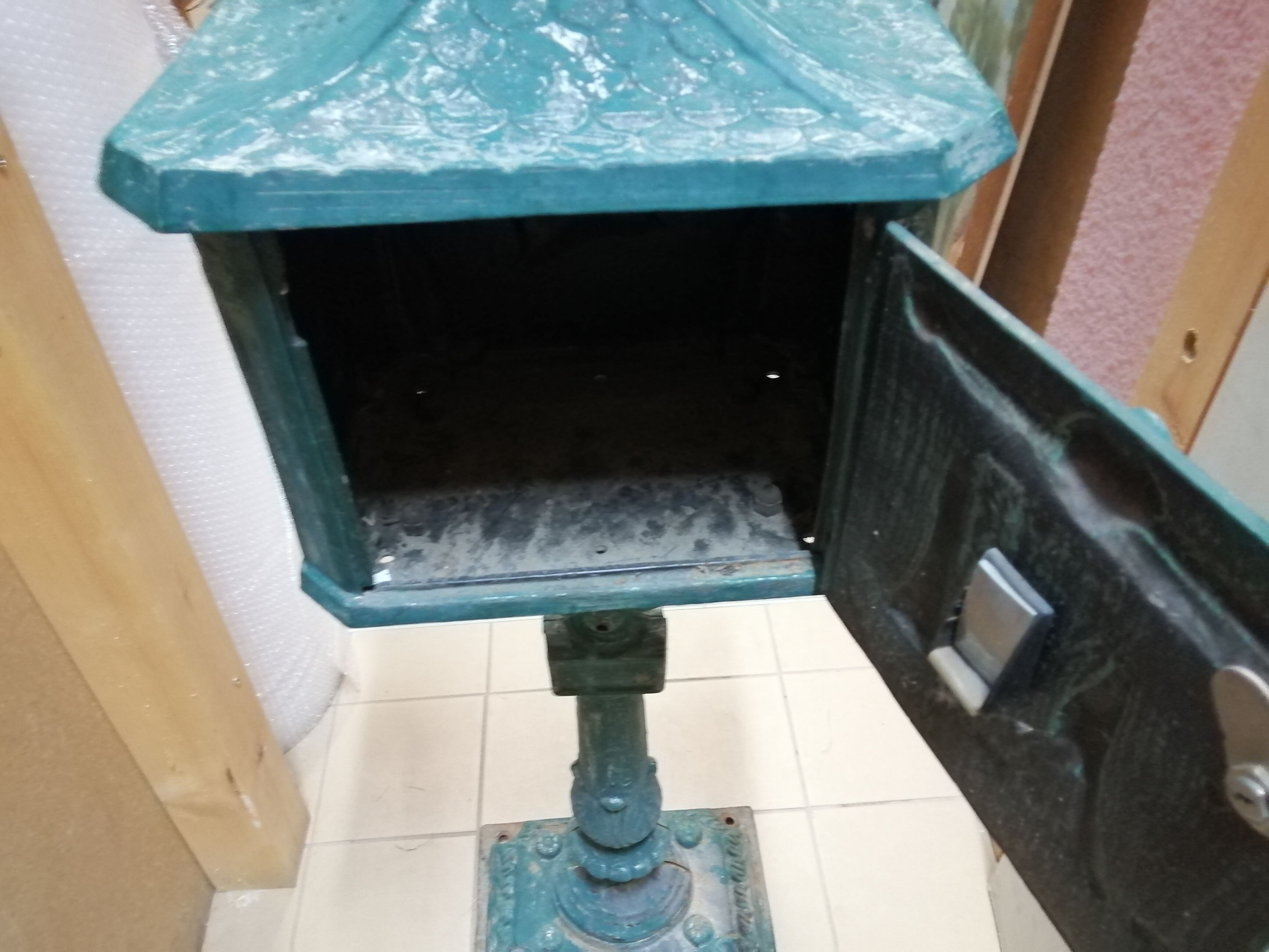 Old cast iron mailbox "Relais de Poste"
