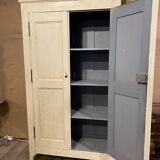 Armoire patinée blanc-crème