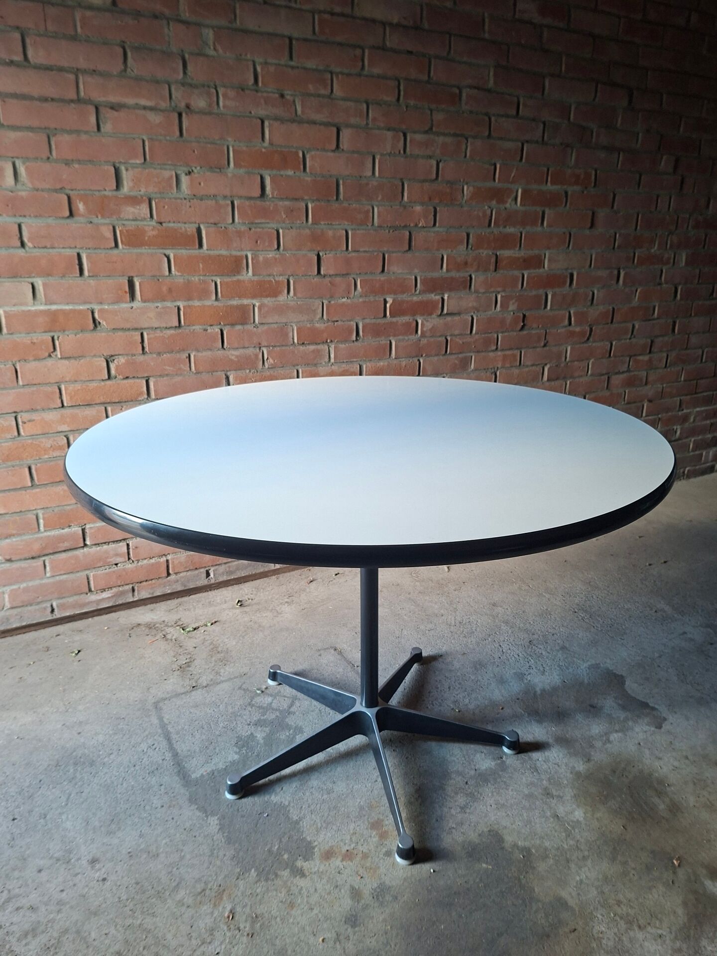 Table Eames 650