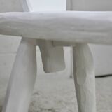Paire de chaises tripodes, assises à la gouge. Brutalistes, circa 1960. Bois peint.