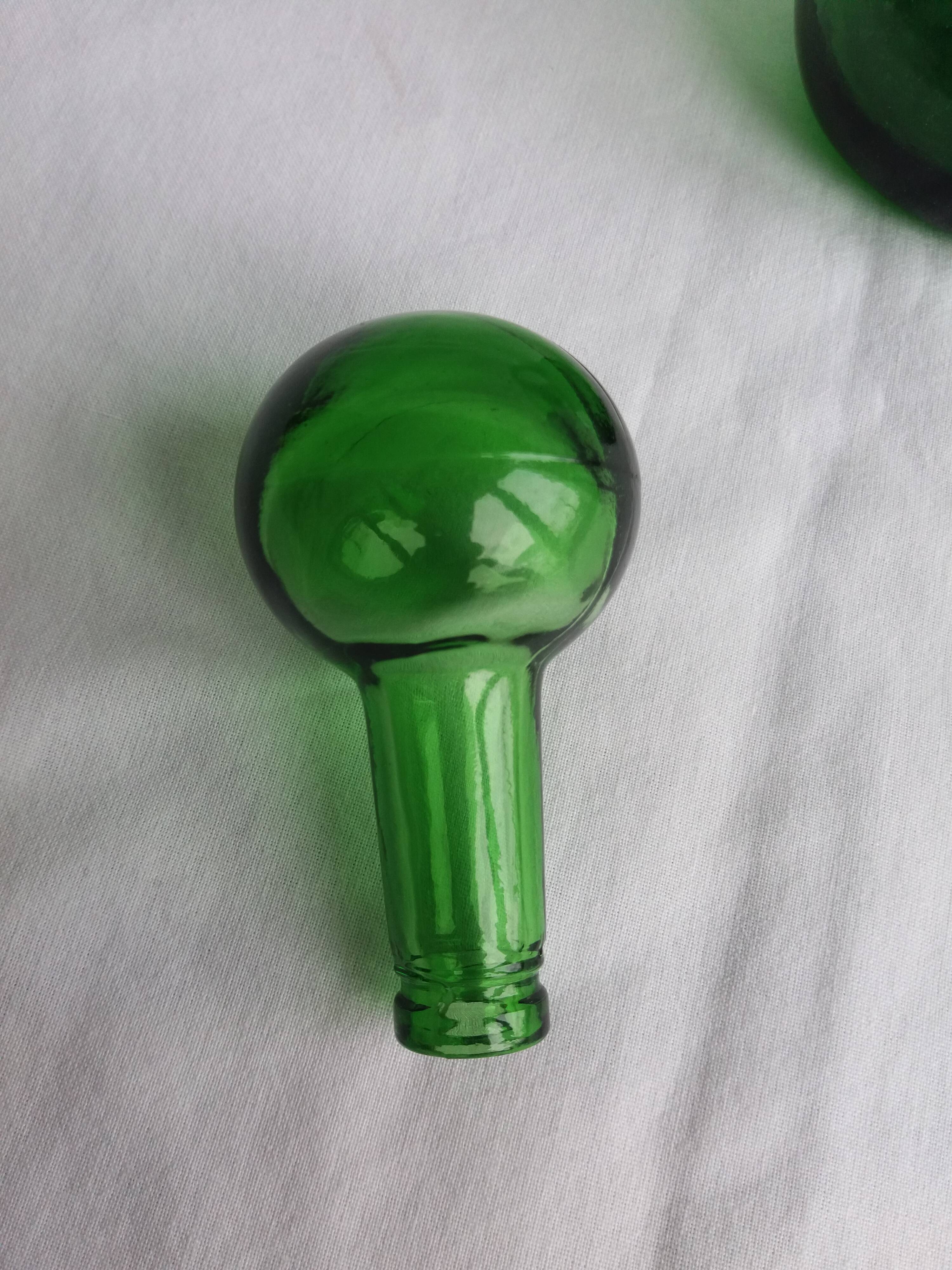 Pichet fiole de chimie en verre vert