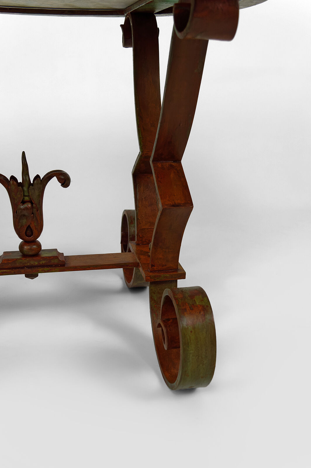 Art Deco round pedestal table in marble and wrought iron, circa 1940