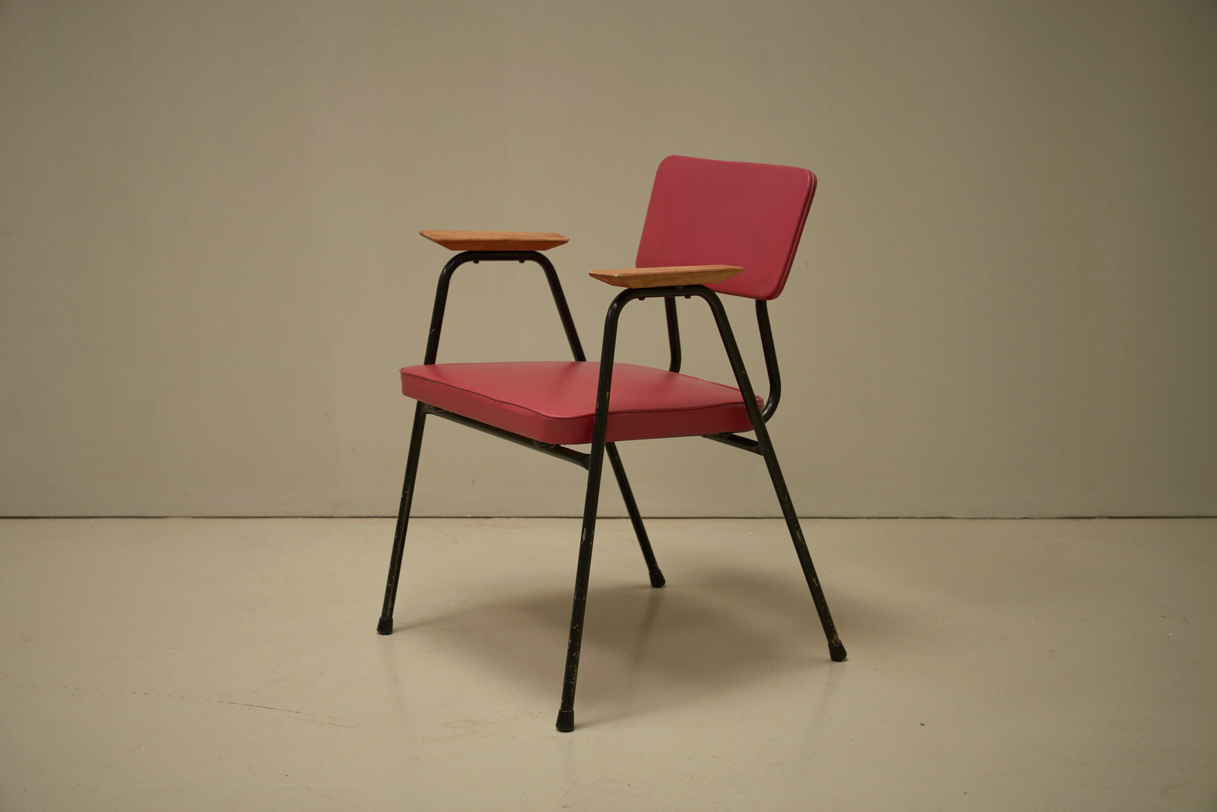 Chaise 'M' en rose foncé par Pierre Guariche pour Meurop