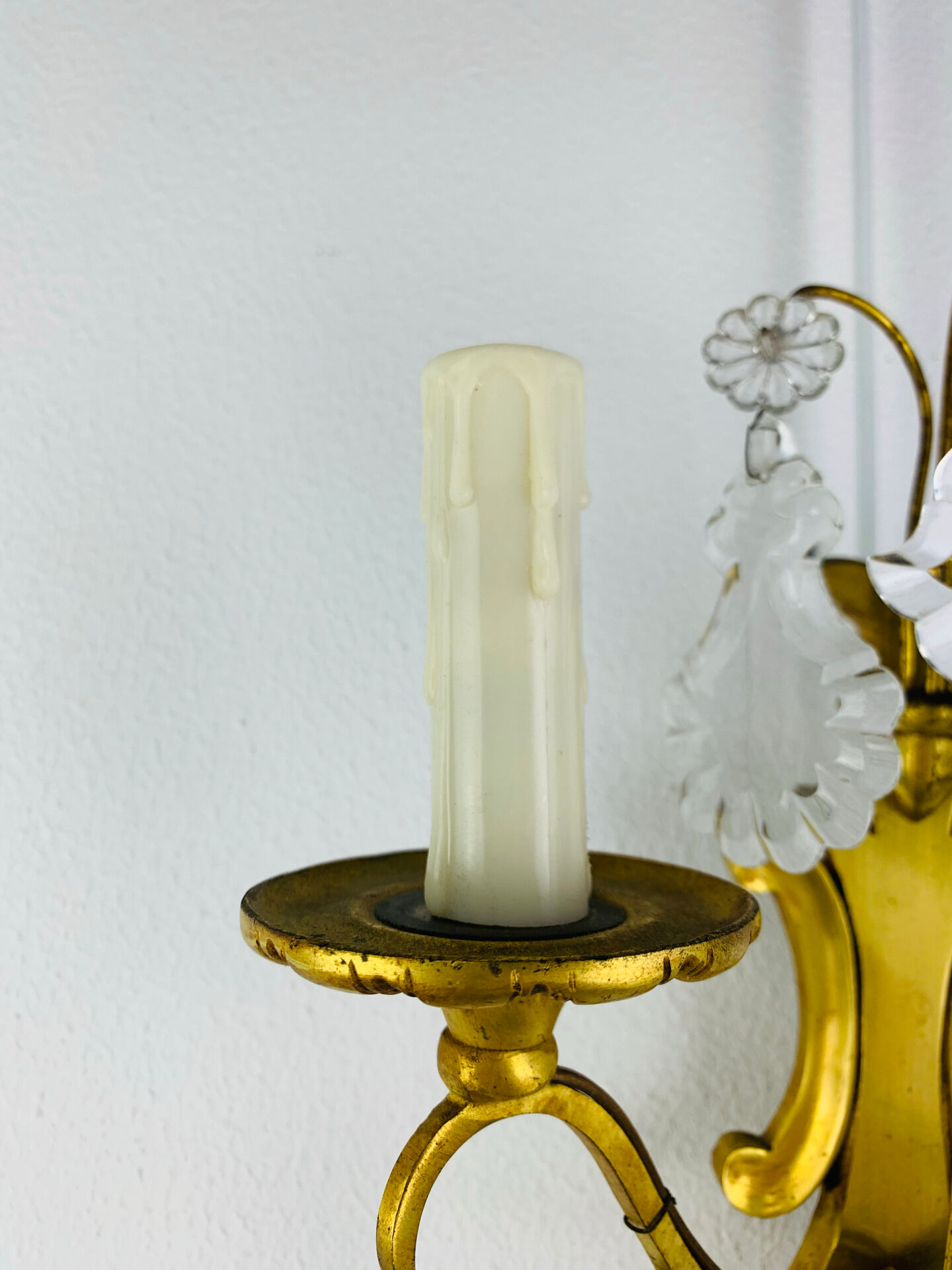 Bronze wall light with rococo style Louis XV pendants.