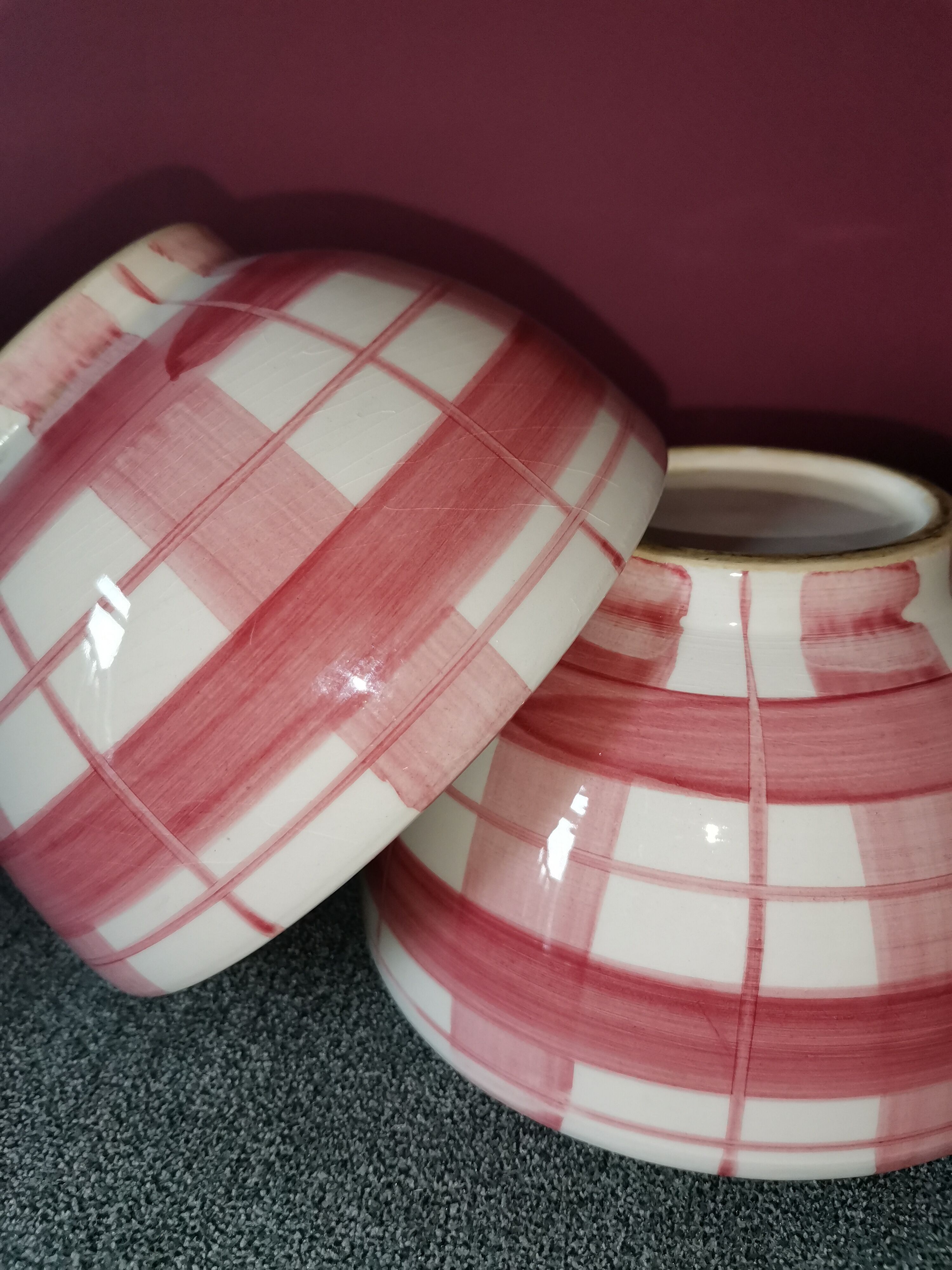 Red scottish bowls