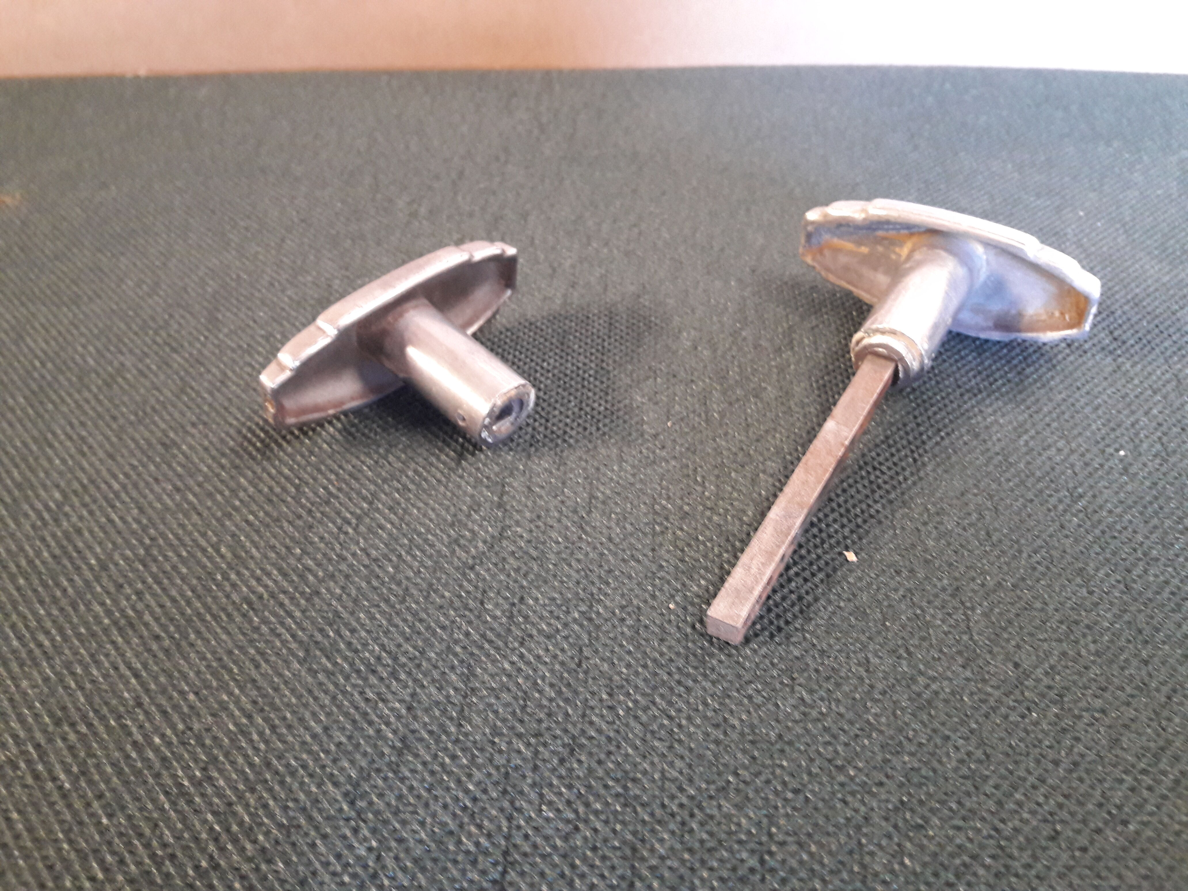Une paire de poignée aluminium art deco