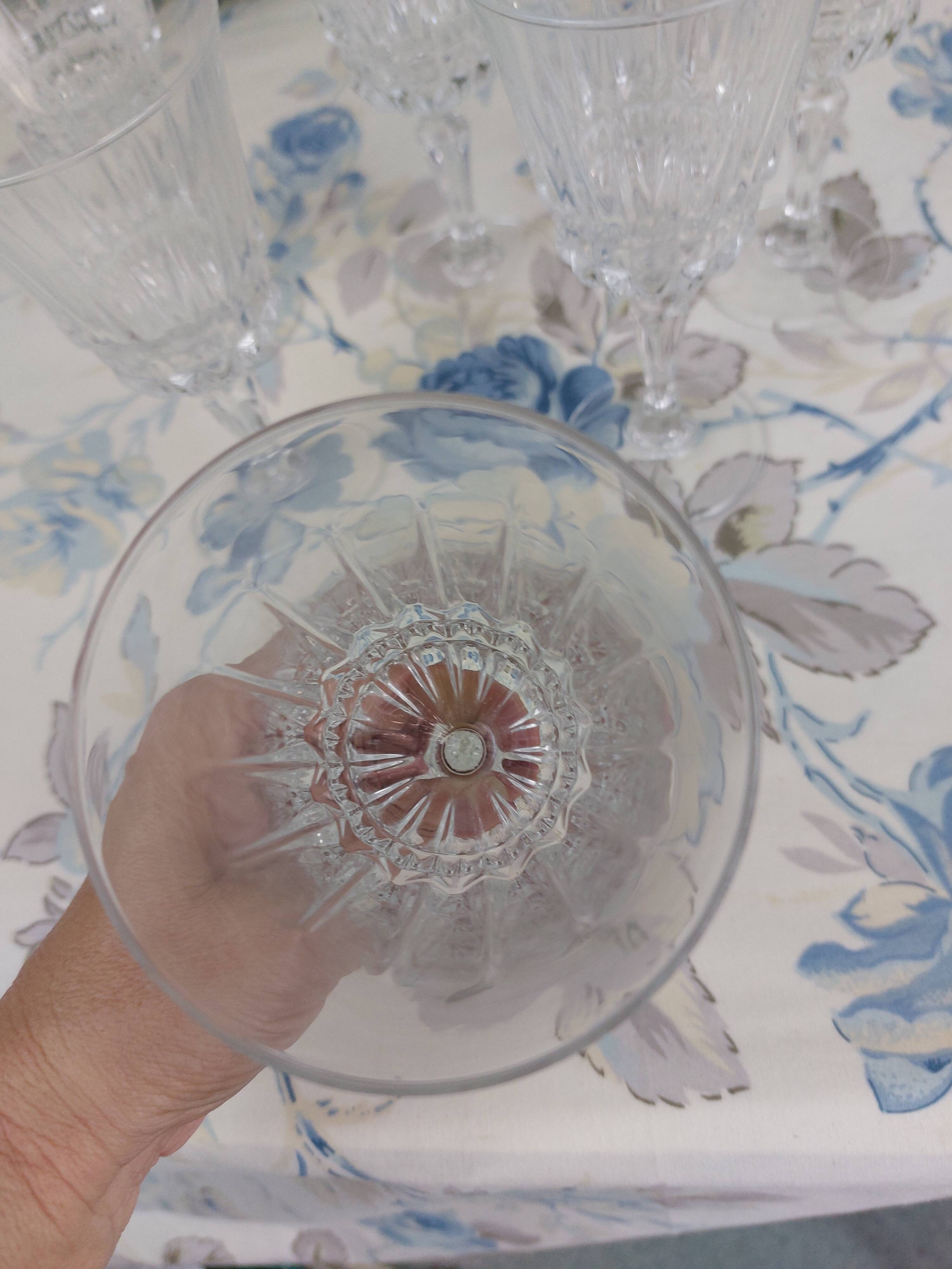 Set of 6 luminarc wine glasses