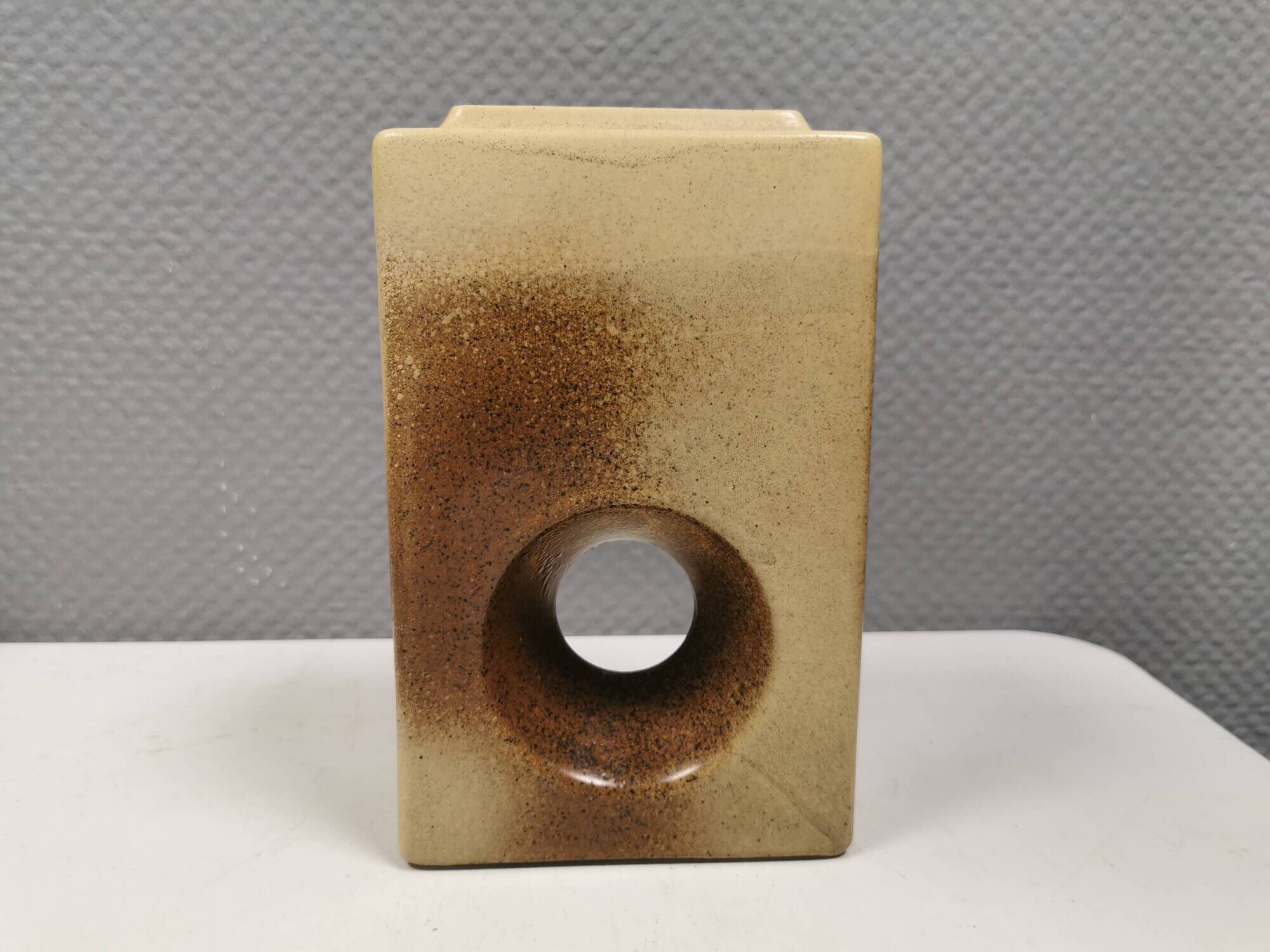 Magnifique vase sculpté perforé. RDA/Allemagne de l'Est, années 1960.