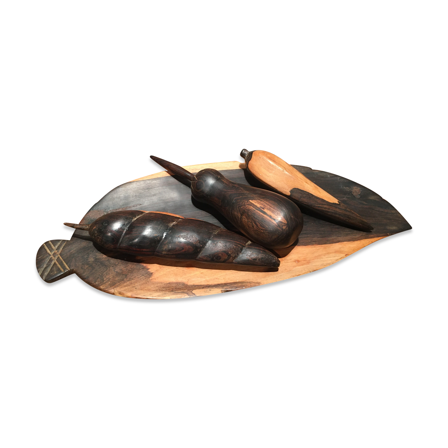 Tray and its wooden fruits. Tribal art