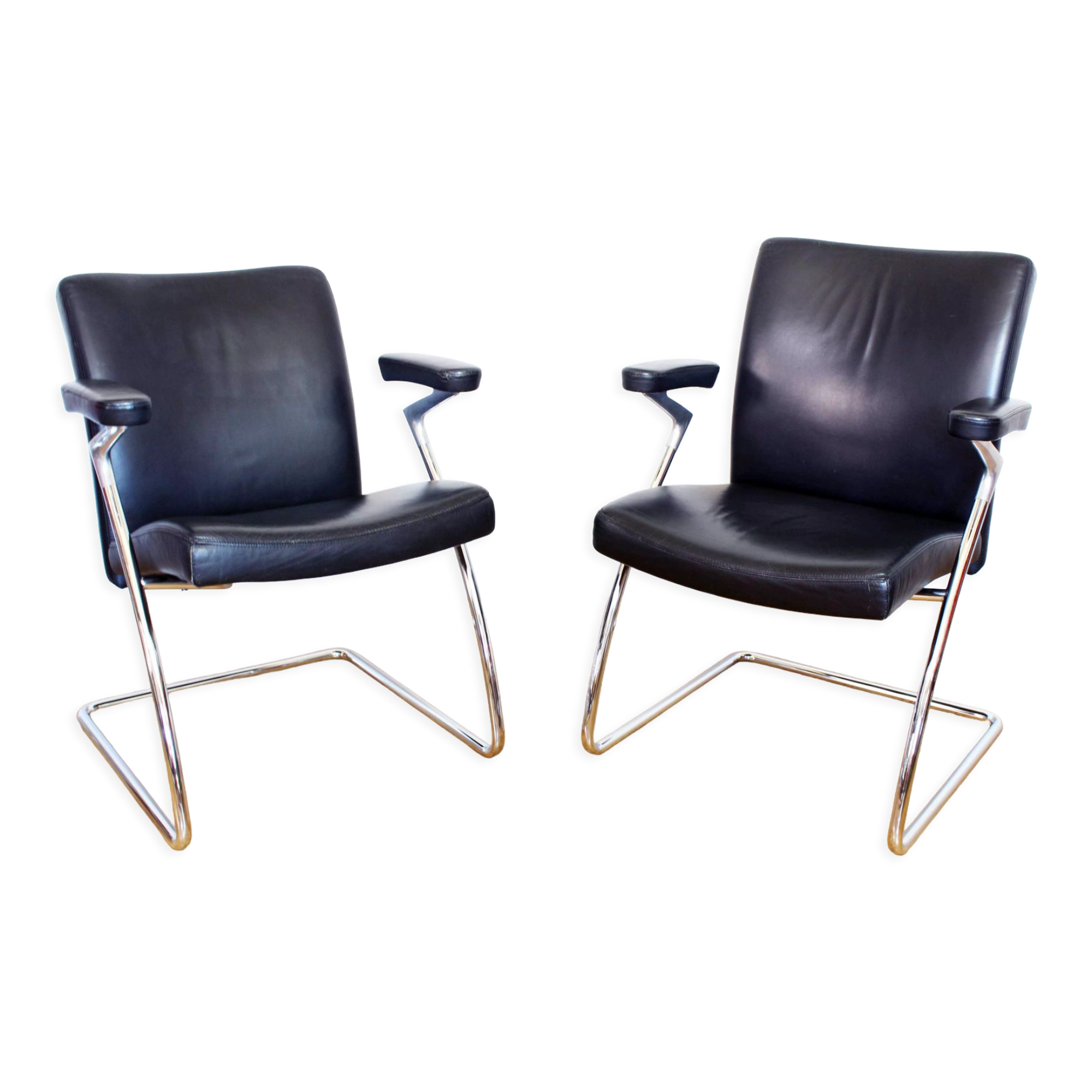 Paire de fauteuils en cuir et acier chromé