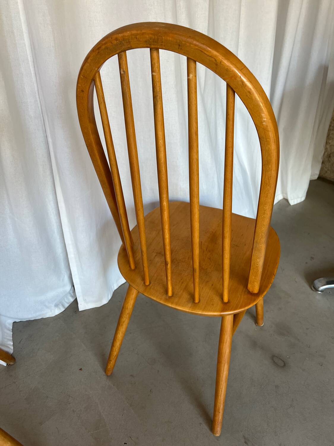 Paire de chaises scandinaves en bois clair