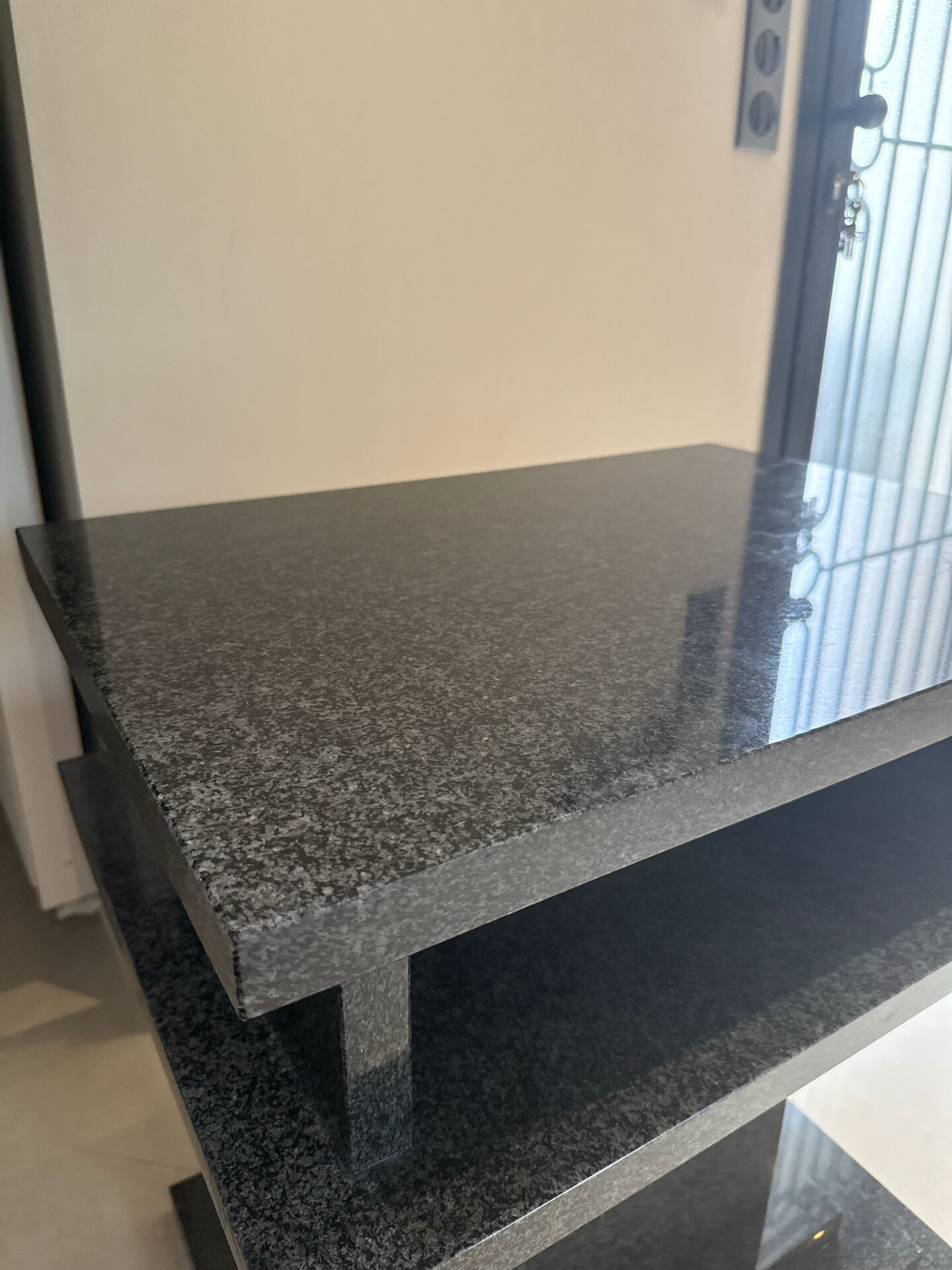 Table d’appoint / Console postmoderne en granit massif – années 1980