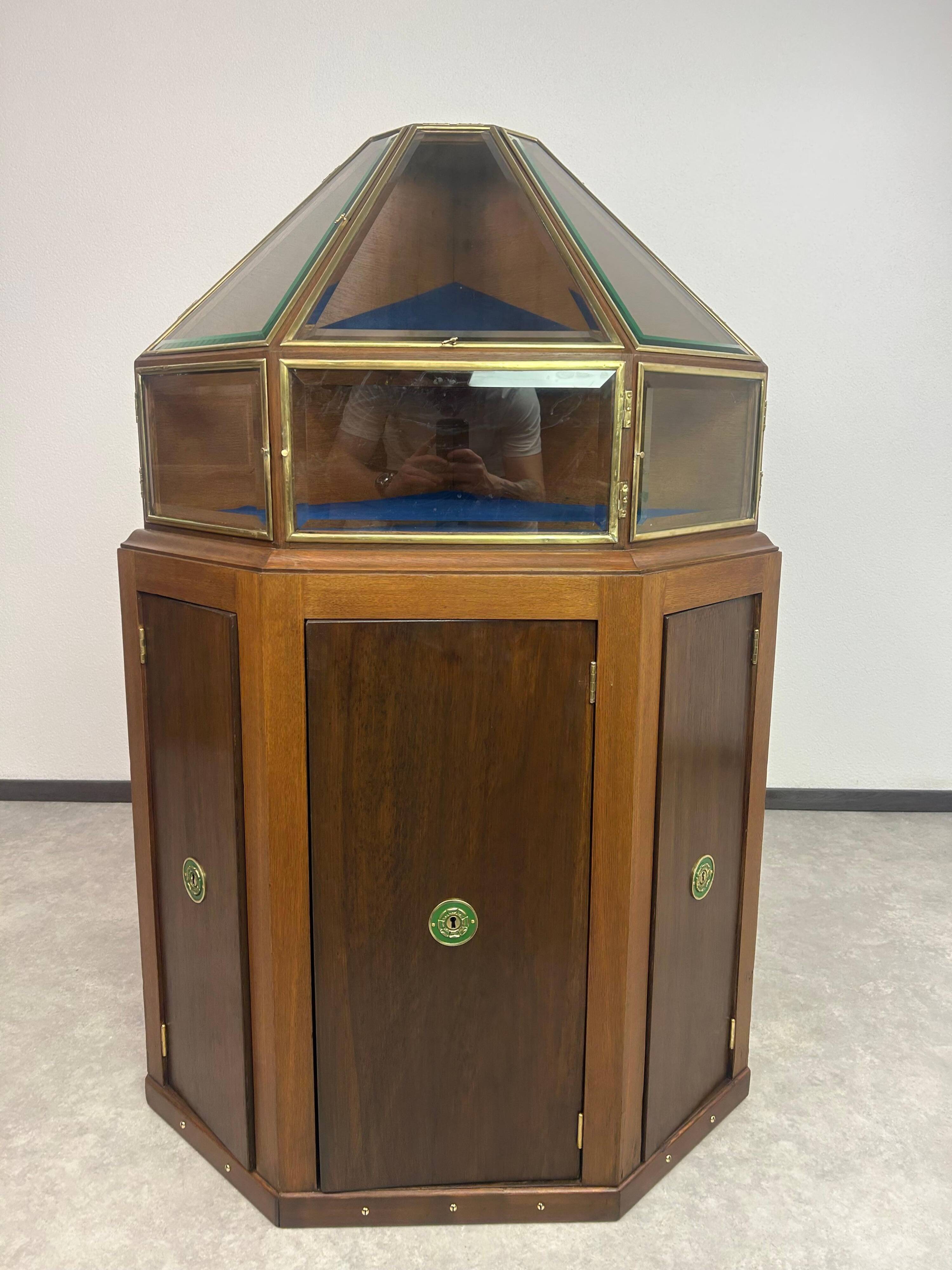 Vitrine d'exposition pour bijoux art nouveau pyramidale d'angle