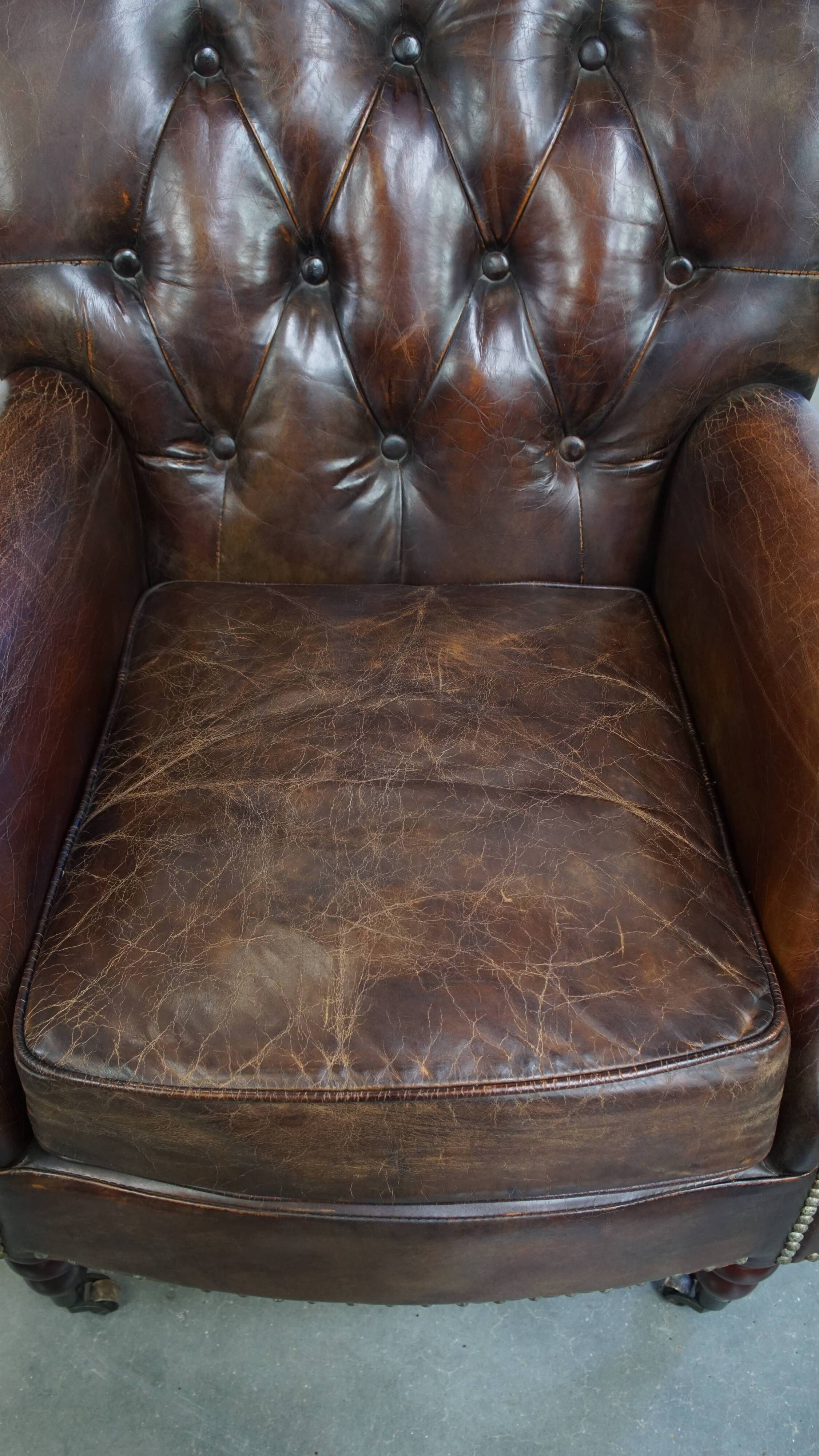 Fauteuil Chesterfield classique en cuir de vachette grainé couleur cognac