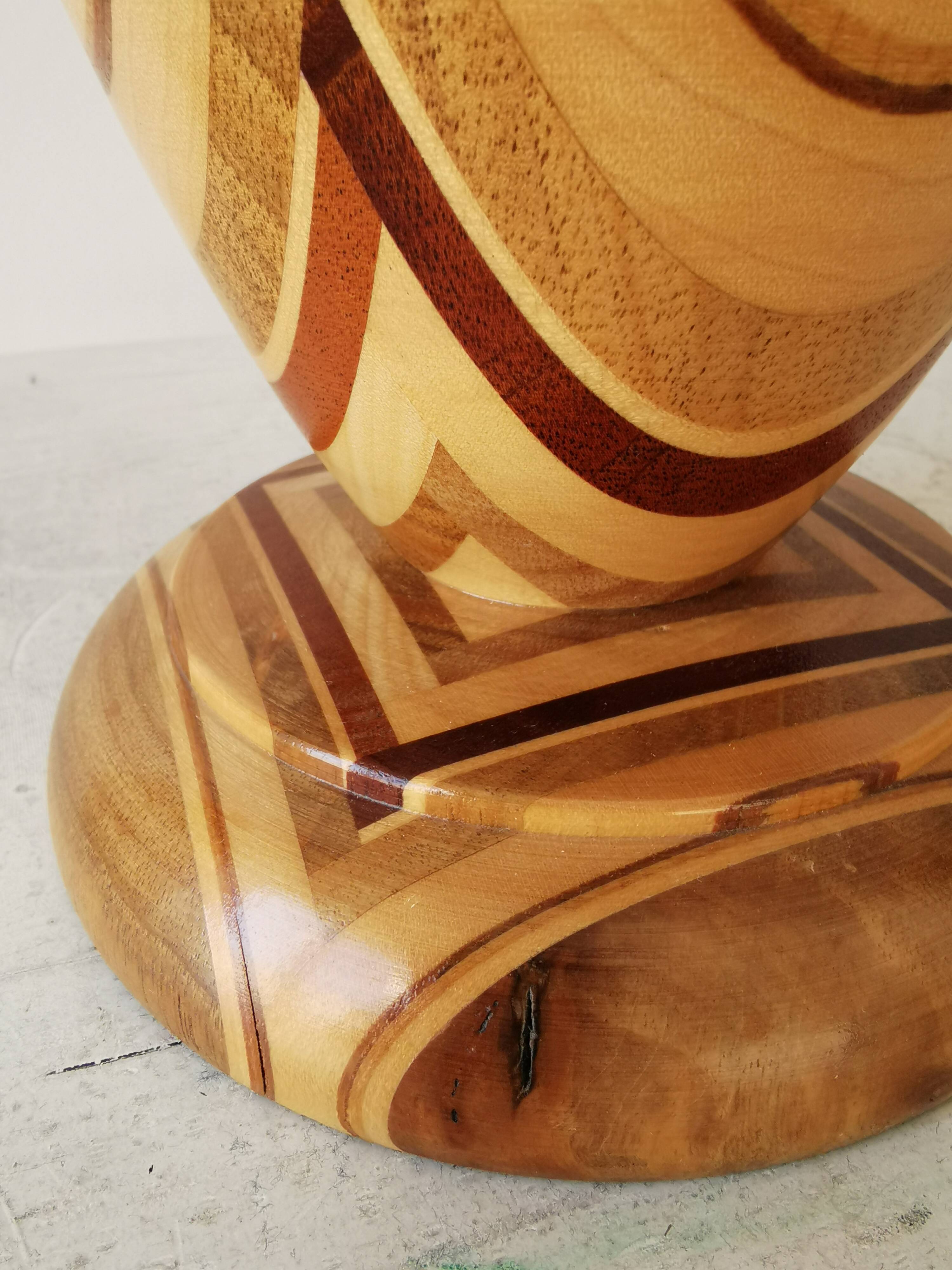 Vase vintage en bois artisanal : sculpture unique tournée sur bois, fleurs séchées