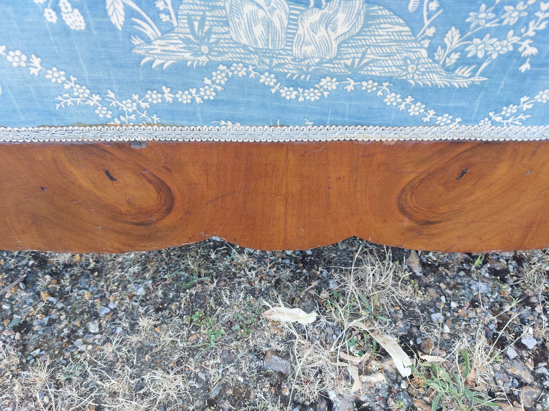 Antique walnut canapé in Louis Philippe style