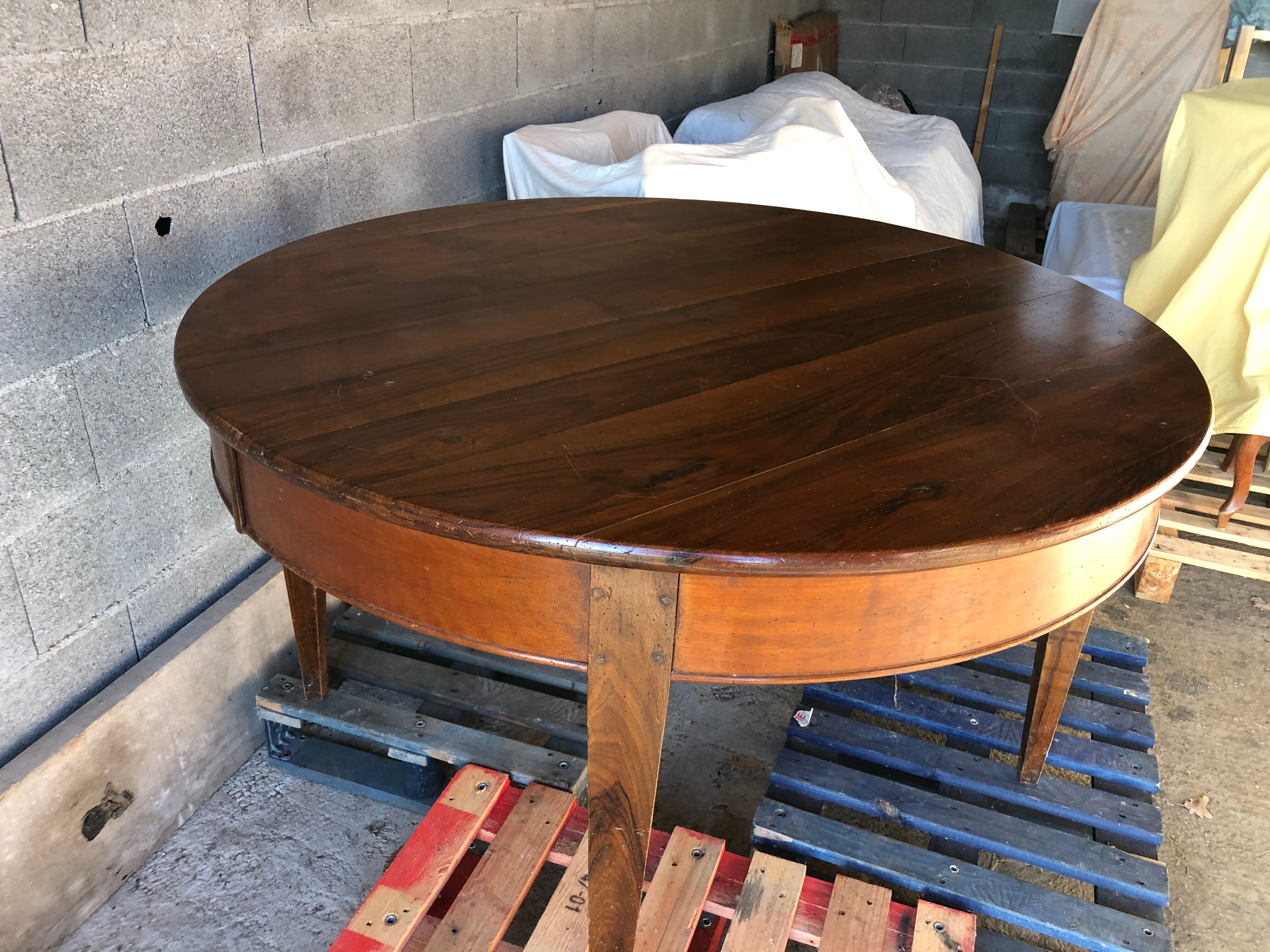 Round dining table