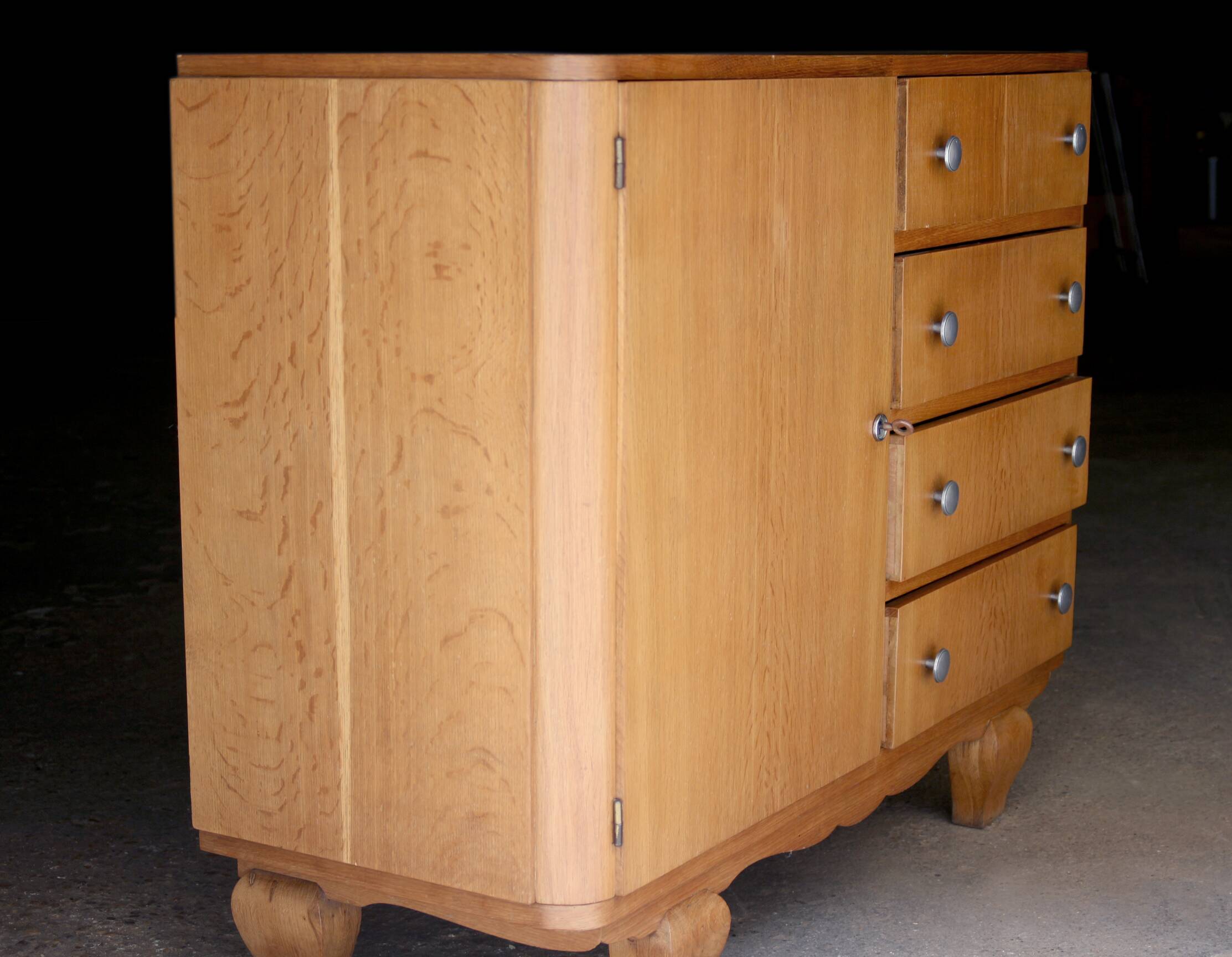 Art Deco oak chest of drawers (1950s/1960s). Very good condition.