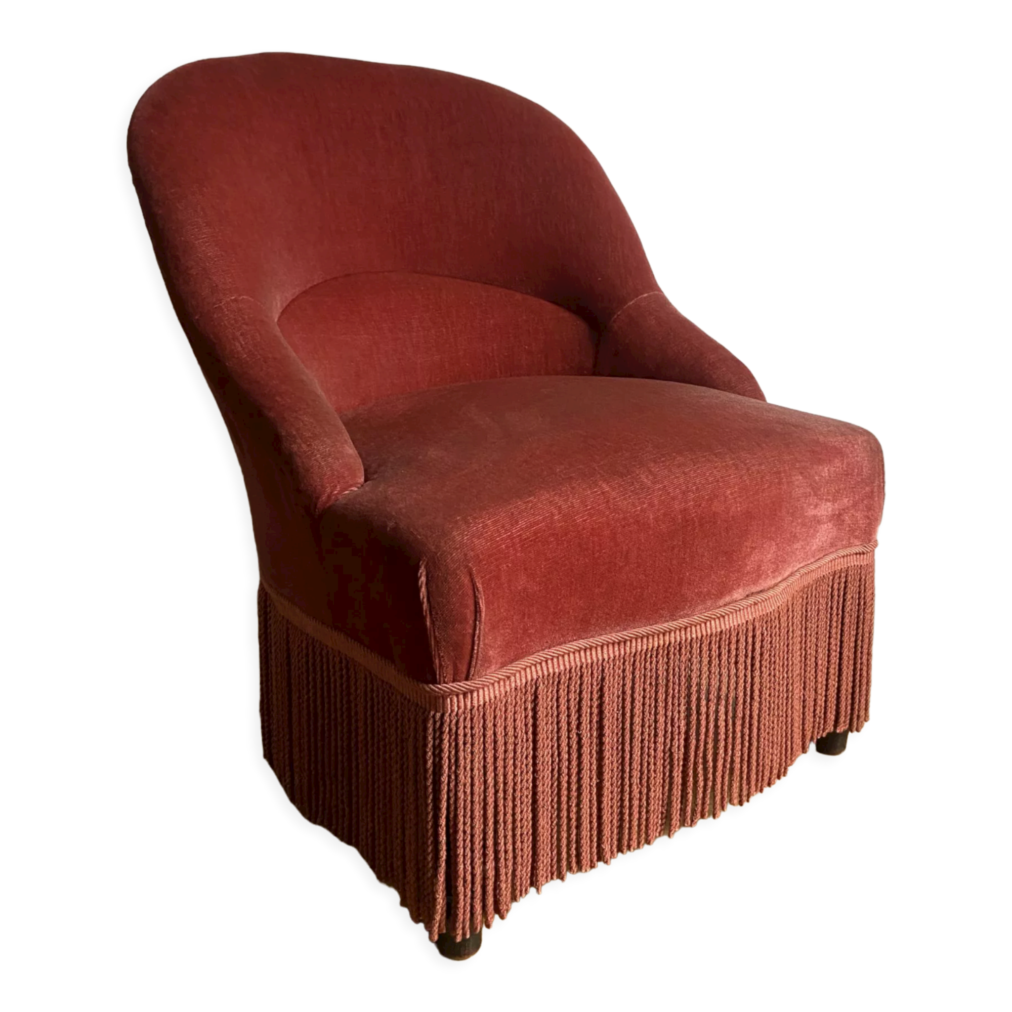 Fauteuil crapaud vintage rose framboise en velours à franges