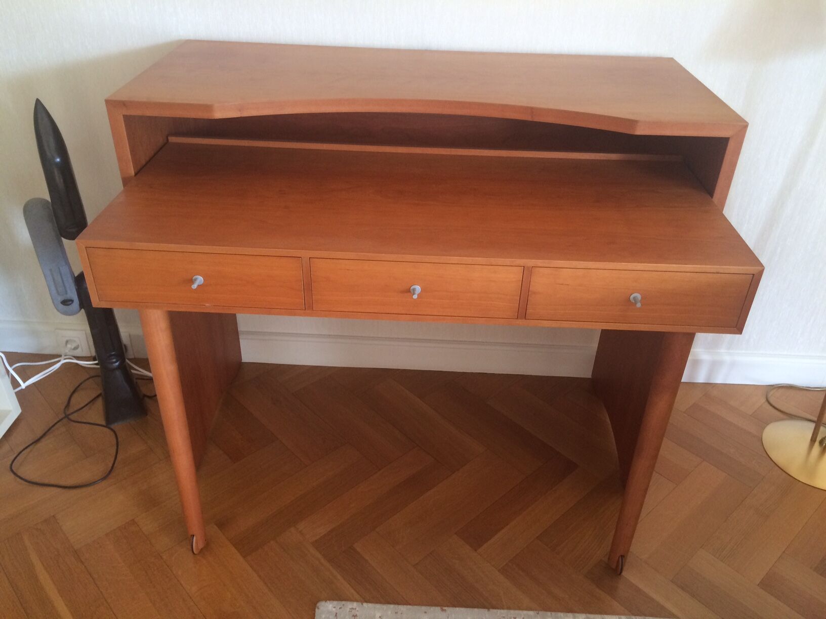 Design desk in Miss Cherry