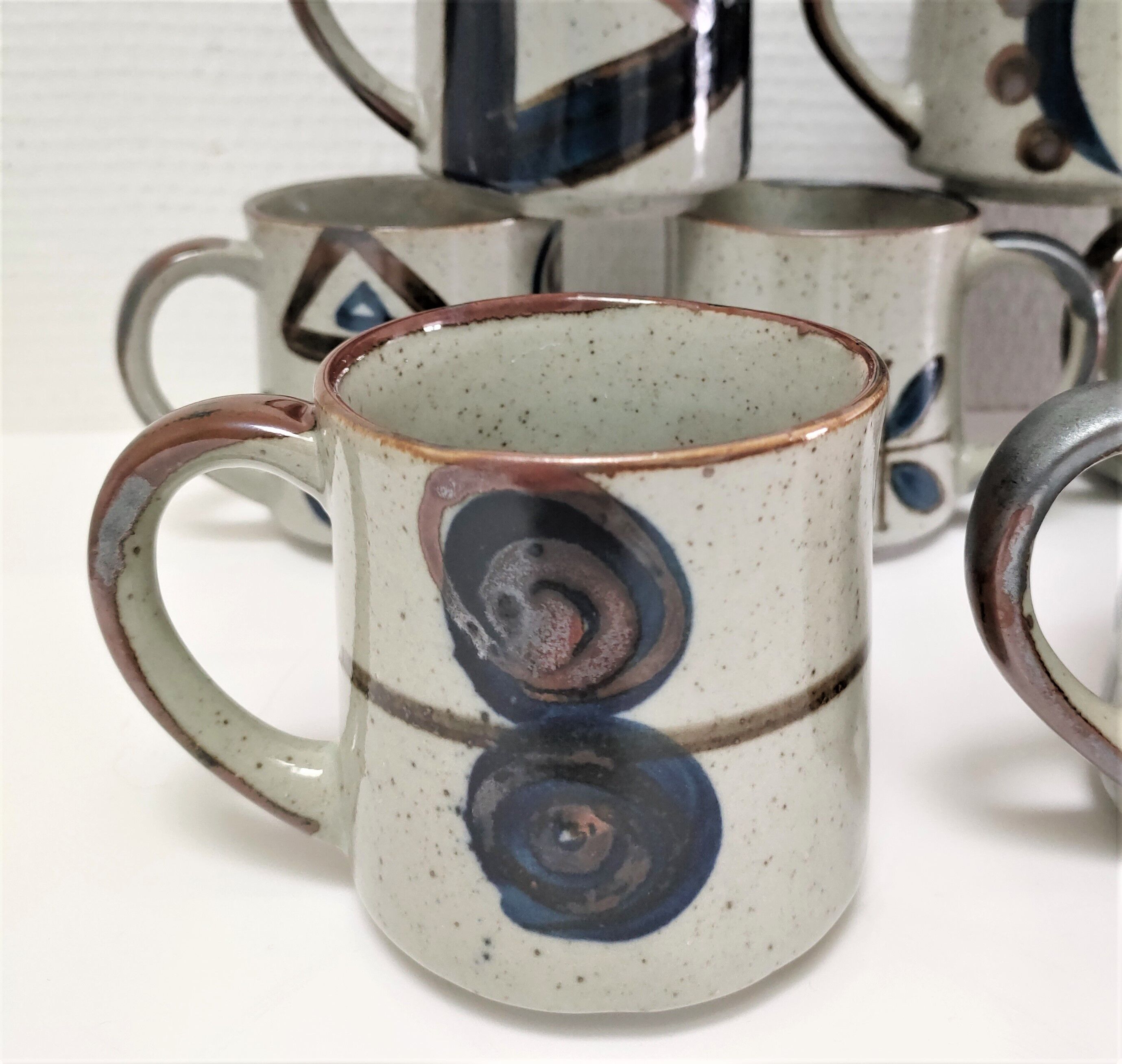 Dix mugs en grès émaillé décors bleu et ocre design années 80