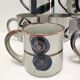 Dix mugs en grès émaillé décors bleu et ocre design années 80