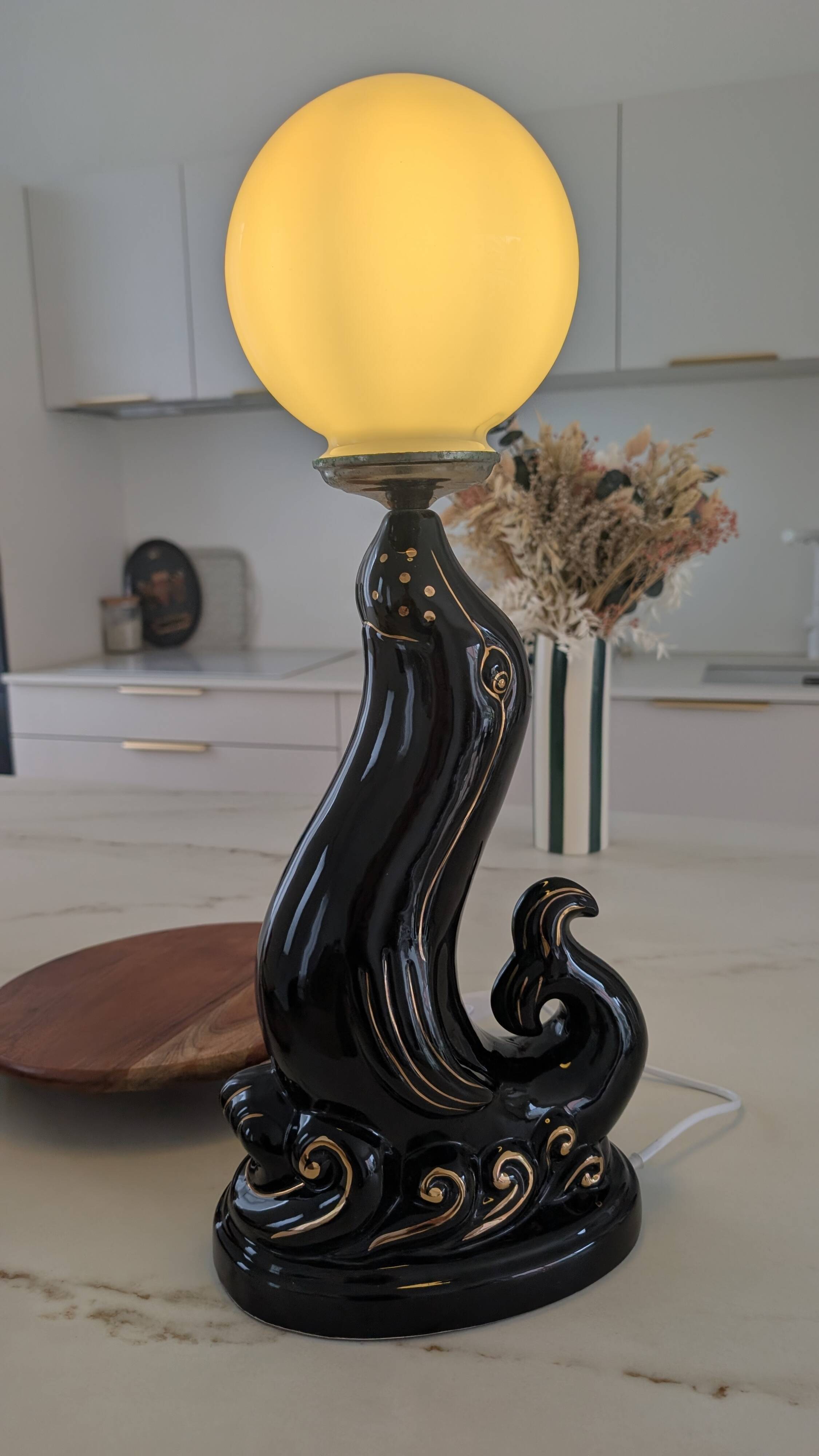 Seal globe lamp