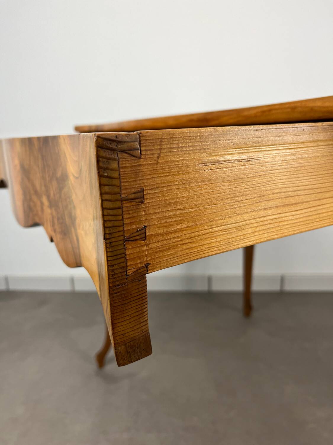 Table Louis XV noyer blond, début 19ème