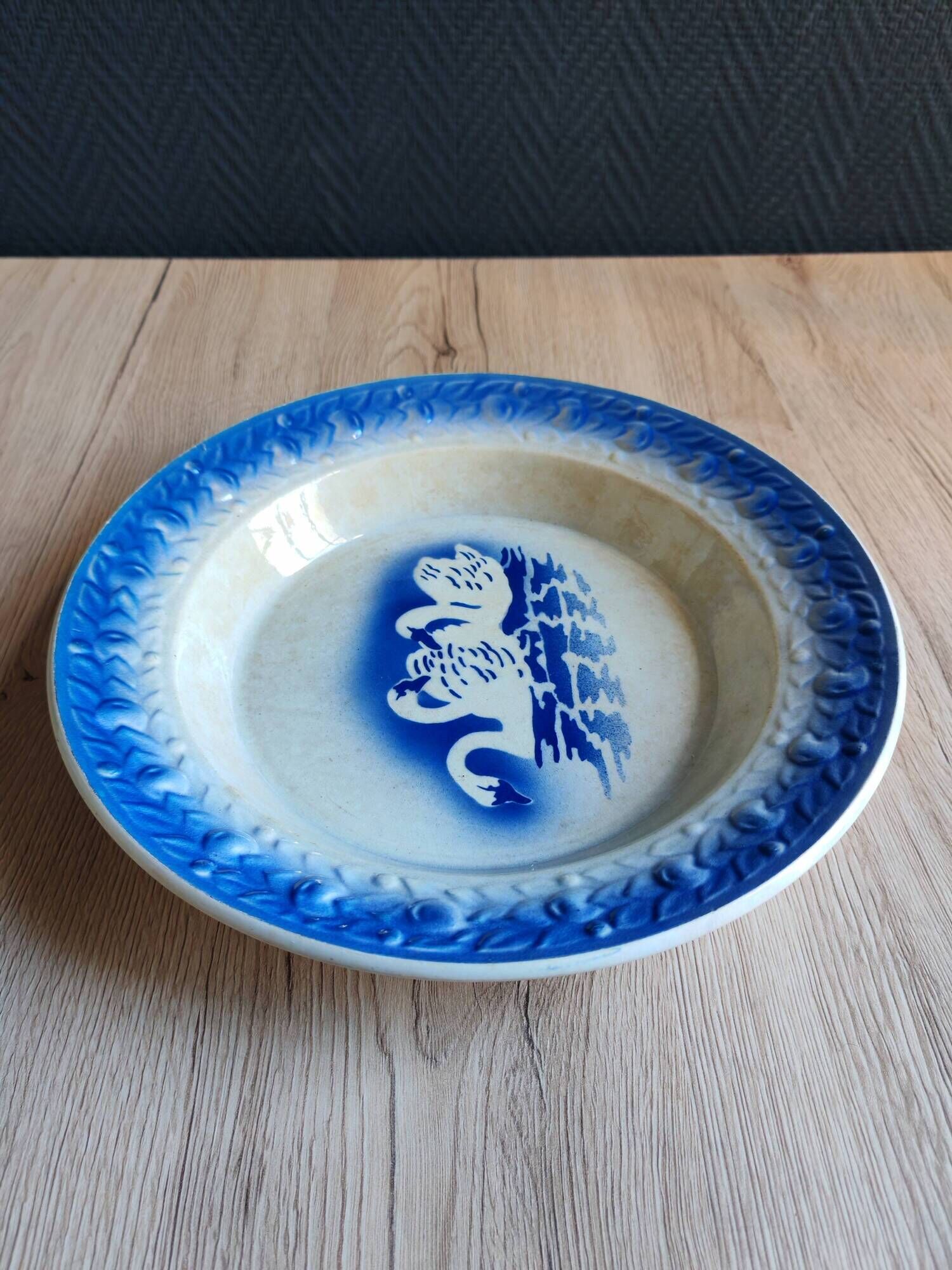 Hollow plate Moulin des Loups Hamage France, blue and white swan decoration.