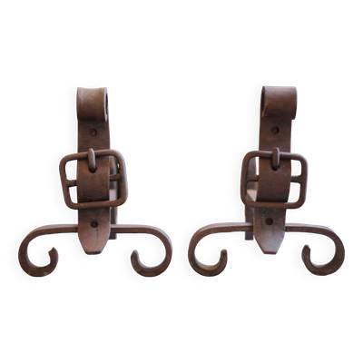 Chenets de cheminée en fonte brutaliste forme de ceinture, déco