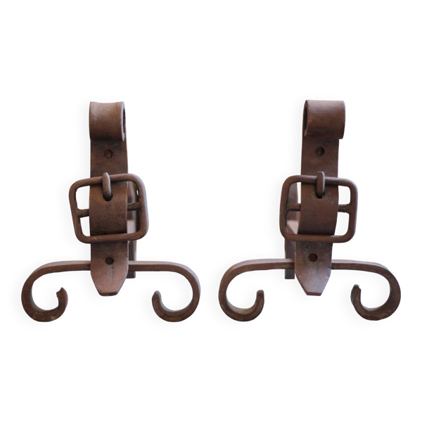 Chenets de cheminée en fonte brutaliste forme de ceinture, déco