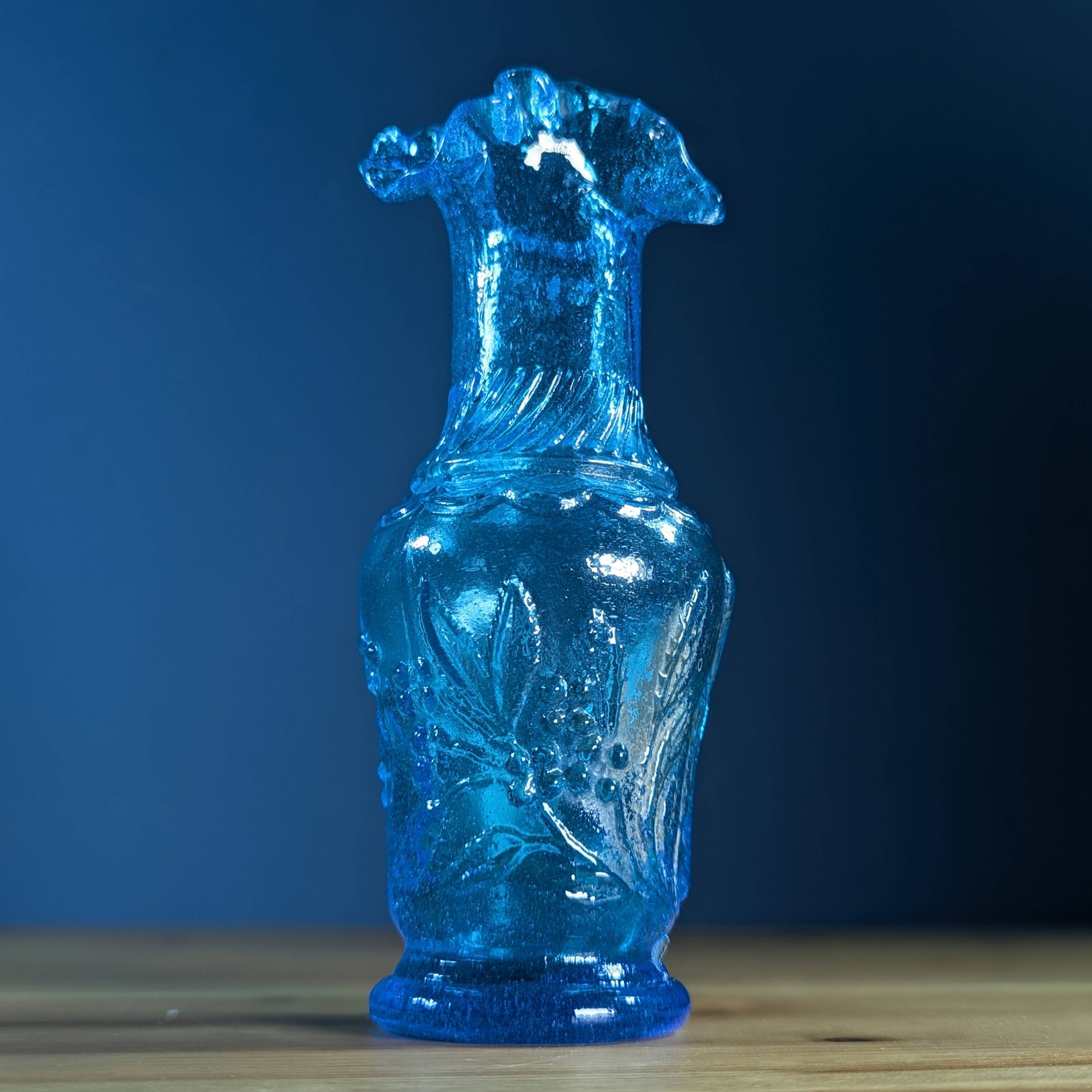 Petit vase Empoli en verre bleu à décor de branches et fruits en relief 16c