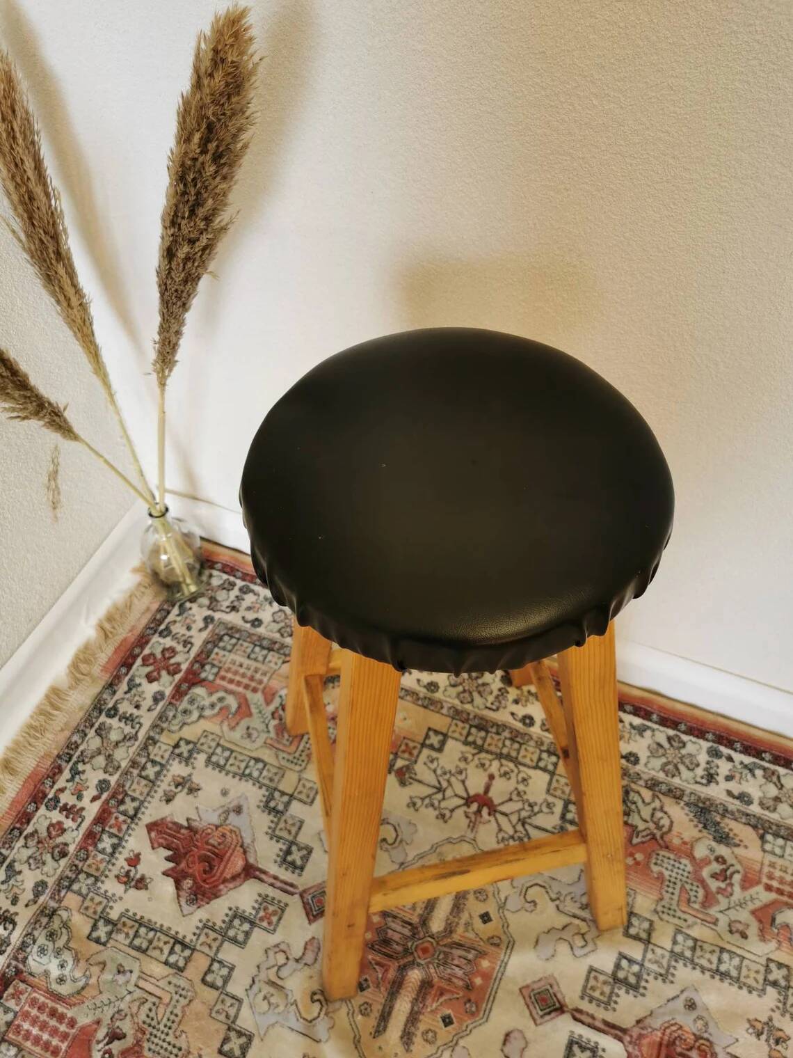 Tabouret de bar vintage en bois : assise en cuir noir, style bistrot des années 50