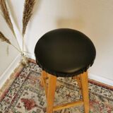 Tabouret de bar vintage en bois : assise en cuir noir, style bistrot des années 50