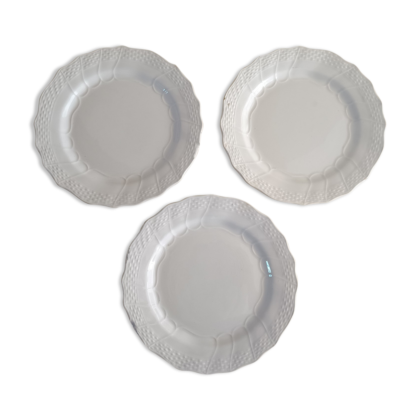 3 plates on board scalloped Moulin des loups