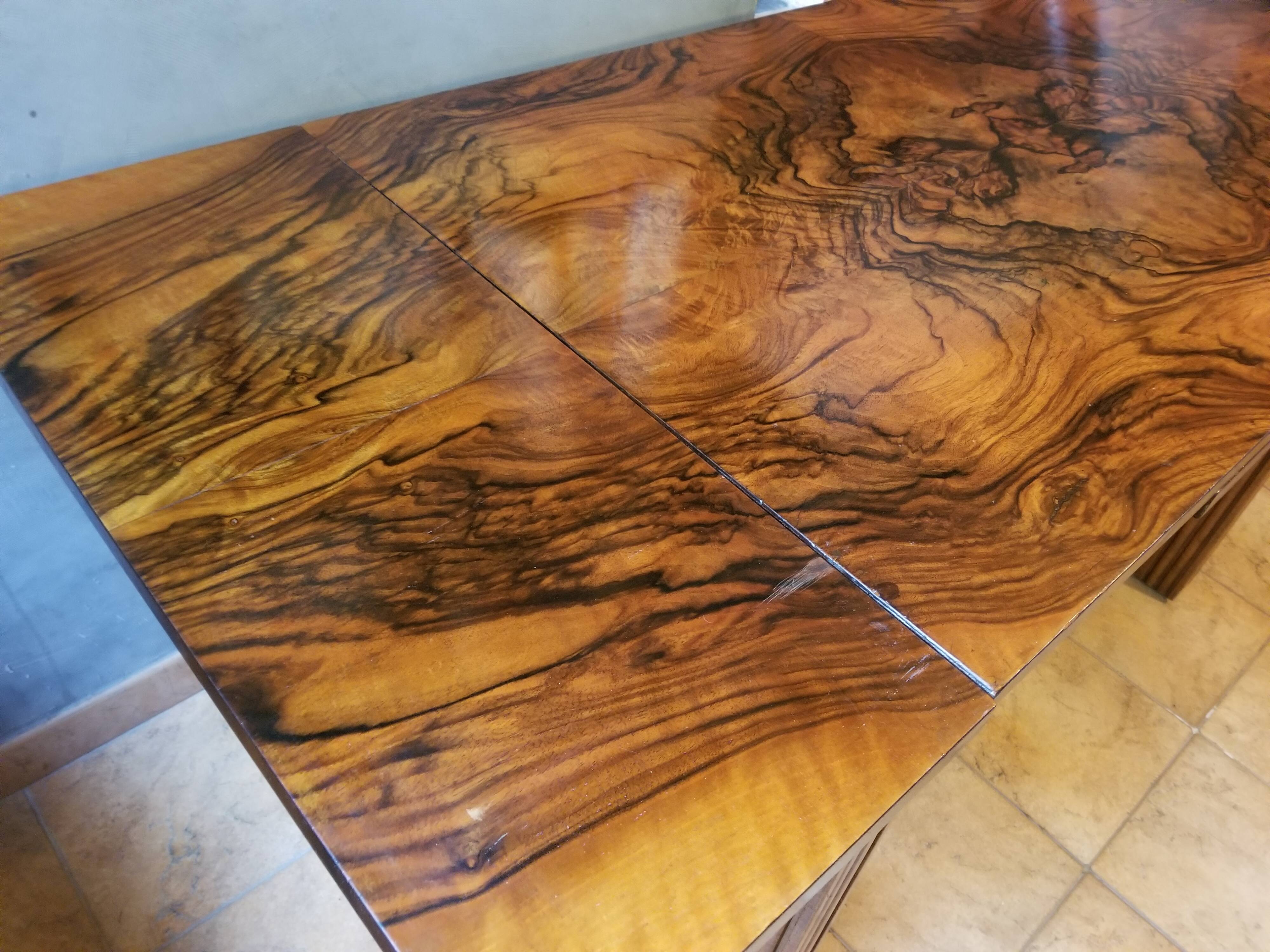 Table en frise de ronce de noyer