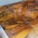 Table en frise de ronce de noyer